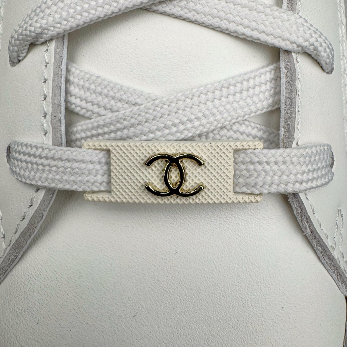 图片[11]-＃GD广顶 CHANEL香奈儿 24S德训鞋平底系带圆头菱格风四季休闲百搭款 原版开模 凹凸感超强 线条紧致🎀全新礼盒包装 细节拉满 环保太空革组合呼吸网织布鞋面材质 欧索莱环保去臭环型组合鞋垫 采用进口TPU大底 官方同步2024 最新礼盒包装 尺码：35 36 37 38 39 40-选品中心