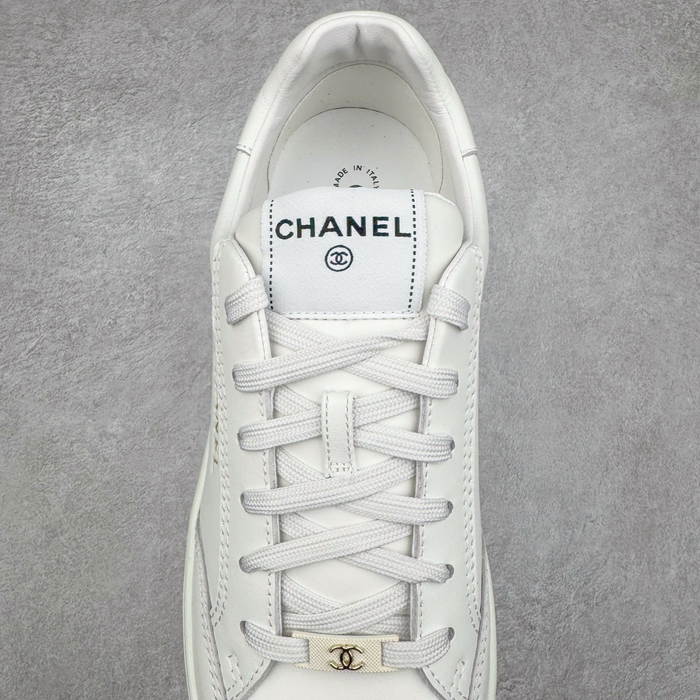 图片[5]-＃GD广顶 CHANEL香奈儿 24S德训鞋平底系带圆头菱格风四季休闲百搭款 原版开模 凹凸感超强 线条紧致🎀全新礼盒包装 细节拉满 环保太空革组合呼吸网织布鞋面材质 欧索莱环保去臭环型组合鞋垫 采用进口TPU大底 官方同步2024 最新礼盒包装 尺码：35 36 37 38 39 40-选品中心