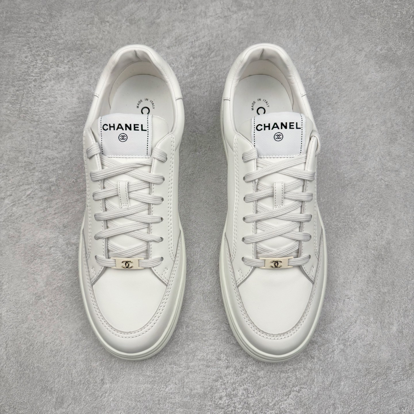 图片[2]-＃GD广顶 CHANEL香奈儿 24S德训鞋平底系带圆头菱格风四季休闲百搭款 原版开模 凹凸感超强 线条紧致🎀全新礼盒包装 细节拉满 环保太空革组合呼吸网织布鞋面材质 欧索莱环保去臭环型组合鞋垫 采用进口TPU大底 官方同步2024 最新礼盒包装 尺码：35 36 37 38 39 40-选品中心