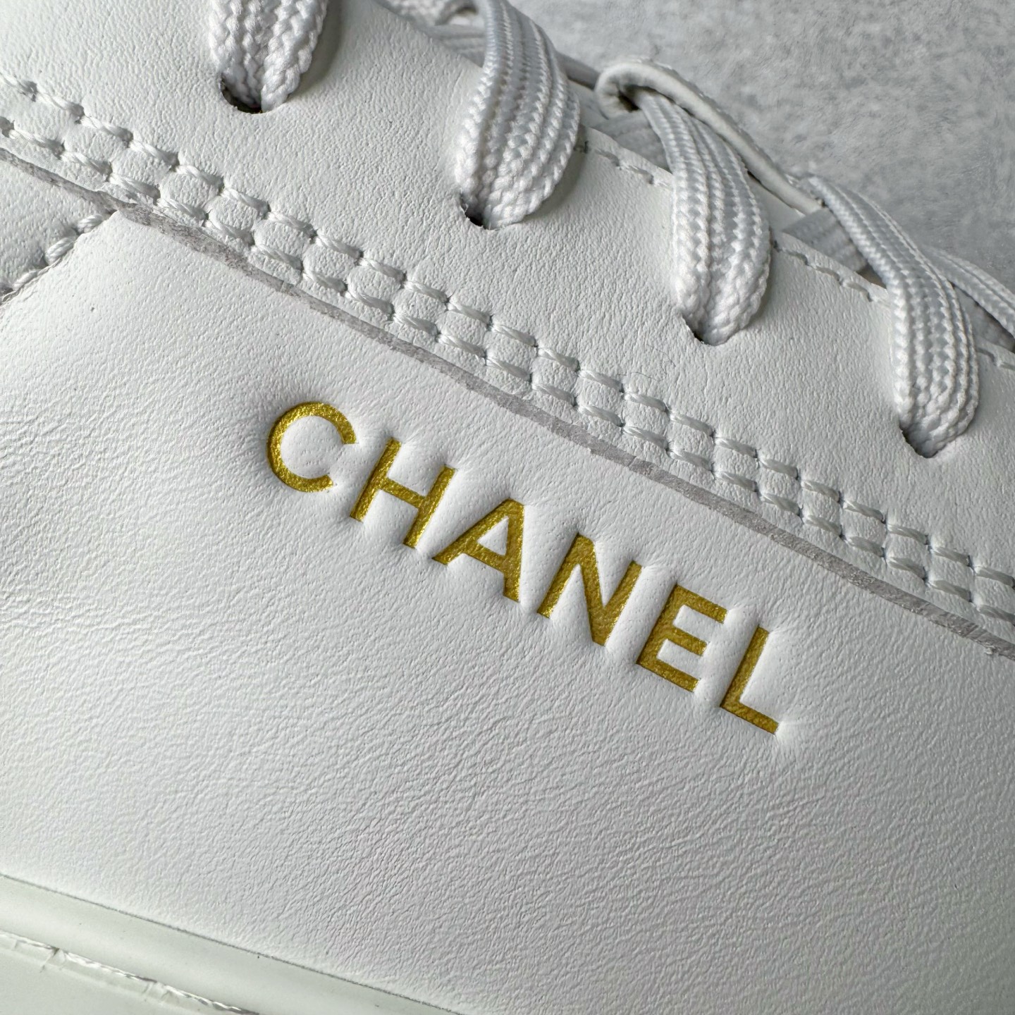 图片[16]-＃GD广顶 CHANEL香奈儿 24S德训鞋平底系带圆头菱格风四季休闲百搭款 原版开模 凹凸感超强 线条紧致🎀全新礼盒包装 细节拉满 环保太空革组合呼吸网织布鞋面材质 欧索莱环保去臭环型组合鞋垫 采用进口TPU大底 官方同步2024 最新礼盒包装 尺码：35 36 37 38 39 40-选品中心