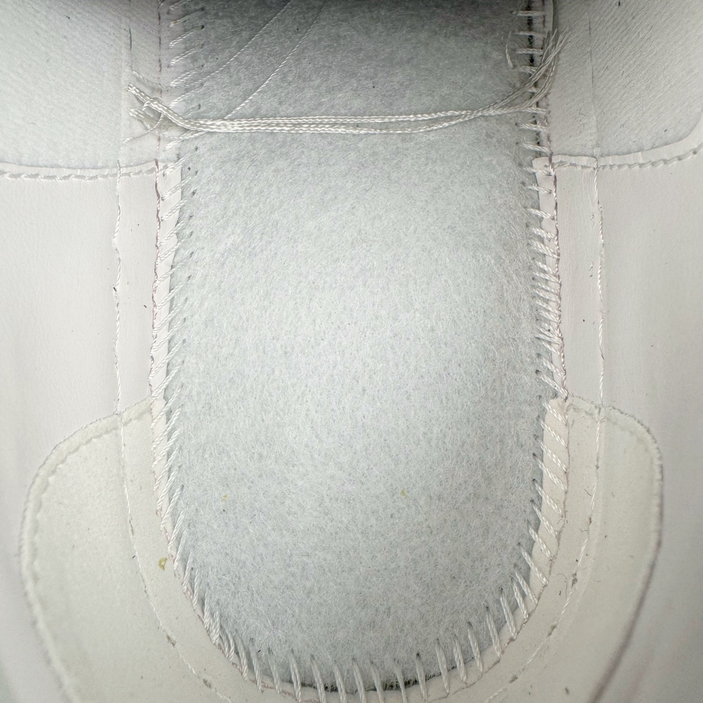 图片[10]-＃GD广顶 CHANEL香奈儿 24S德训鞋平底系带圆头菱格风四季休闲百搭款 原版开模 凹凸感超强 线条紧致🎀全新礼盒包装 细节拉满 环保太空革组合呼吸网织布鞋面材质 欧索莱环保去臭环型组合鞋垫 采用进口TPU大底 官方同步2024 最新礼盒包装 尺码：35 36 37 38 39 40-选品中心