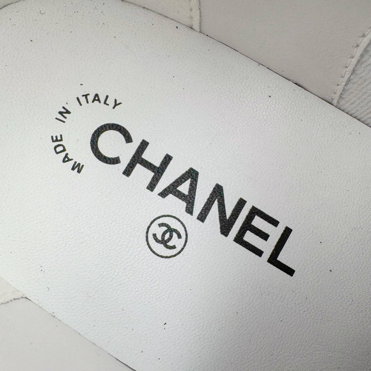 图片[15]-＃GD广顶 CHANEL香奈儿 24S德训鞋平底系带圆头菱格风四季休闲百搭款 原版开模 凹凸感超强 线条紧致🎀全新礼盒包装 细节拉满 环保太空革组合呼吸网织布鞋面材质 欧索莱环保去臭环型组合鞋垫 采用进口TPU大底 官方同步2024 最新礼盒包装 尺码：35 36 37 38 39 40-选品中心