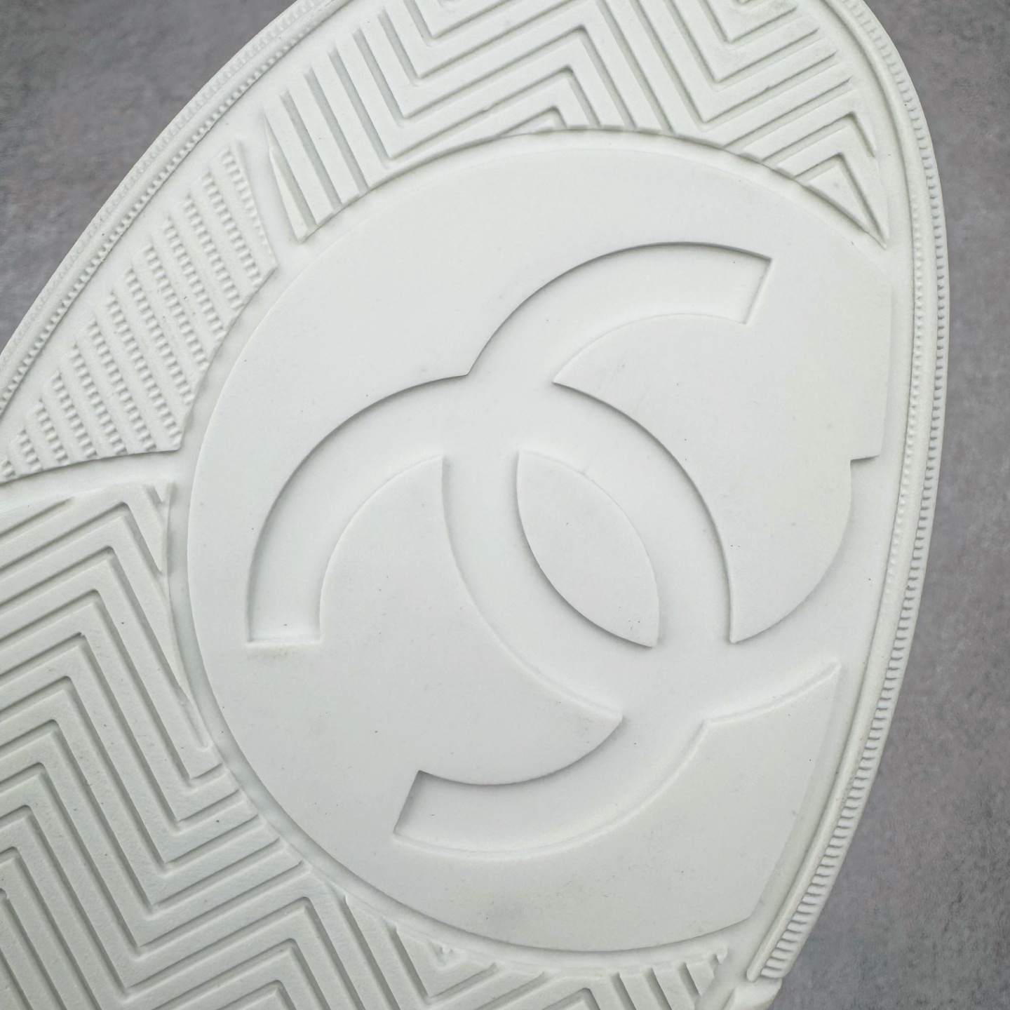 图片[17]-＃GD广顶 CHANEL香奈儿 24S德训鞋平底系带圆头菱格风四季休闲百搭款 原版开模 凹凸感超强 线条紧致🎀全新礼盒包装 细节拉满 环保太空革组合呼吸网织布鞋面材质 欧索莱环保去臭环型组合鞋垫 采用进口TPU大底 官方同步2024 最新礼盒包装 尺码：35 36 37 38 39 40-选品中心