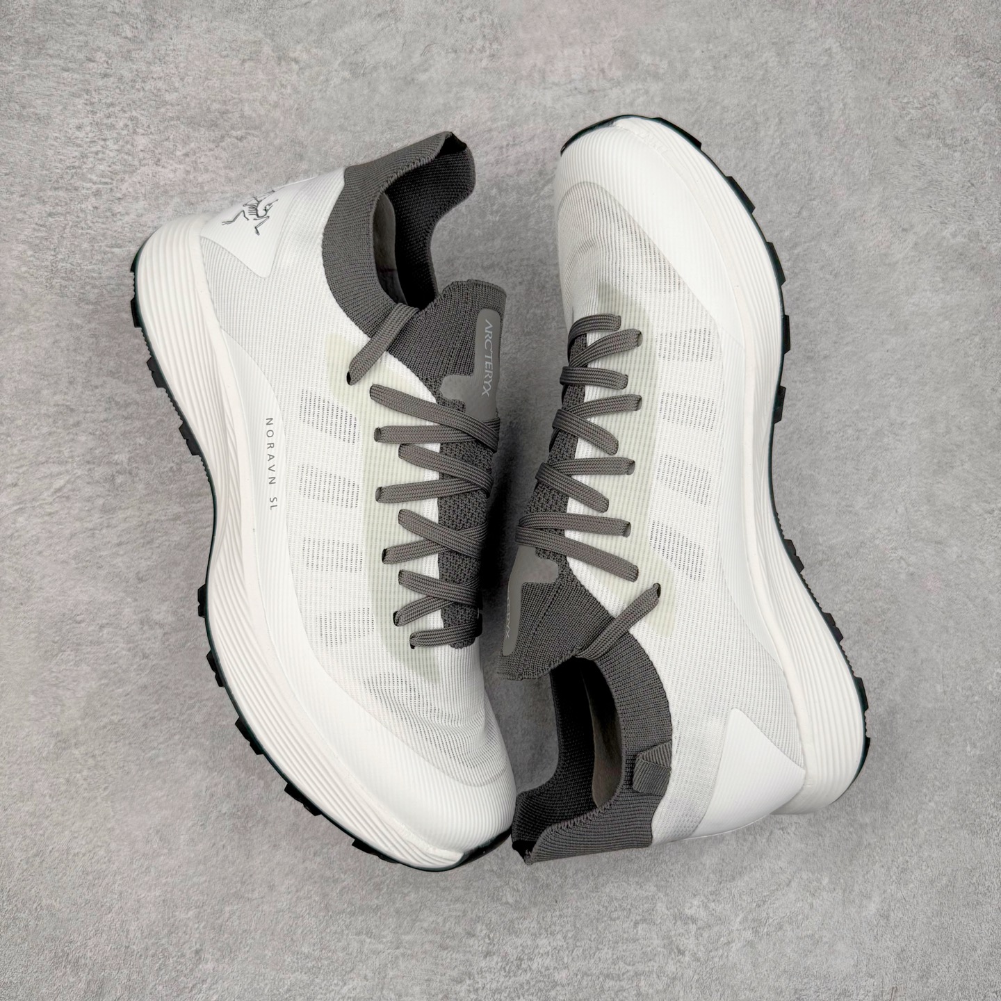 图片[3]-＃HP Arcteryx Norvan SL 3 始祖鸟时尚舒适防滑透气轻便低帮跑步鞋 Arcteryx中文名始祖鸟 加拿大户外服饰品牌 1989年创立于加拿大温哥华 始祖鸟来自加拿大海岸山脉 植根高山的专业户外品牌 始终秉承对精湛设计和工艺孜孜以求的准则 从1989年创立至今 Arcteryx始终不断在产品设计与做工上不惜工本 以满足始祖鸟的标准 品质、设计以及精简的理念造就了其良好的性能 并能满足严苛环境下的使用需求 尺码：40 41 42 43 44 45-选品中心