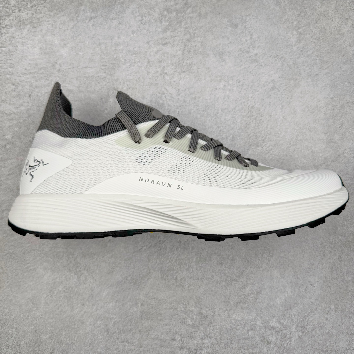 ＃HP Arcteryx Norvan SL 3 始祖鸟时尚舒适防滑透气轻便低帮跑步鞋 Arcteryx中文名始祖鸟 加拿大户外服饰品牌 1989年创立于加拿大温哥华 始祖鸟来自加拿大海岸山脉 植根高山的专业户外品牌 始终秉承对精湛设计和工艺孜孜以求的准则 从1989年创立至今 Arcteryx始终不断在产品设计与做工上不惜工本 以满足始祖鸟的标准 品质、设计以及精简的理念造就了其良好的性能 并能满足严苛环境下的使用需求 尺码：40 41 42 43 44 45-选品中心