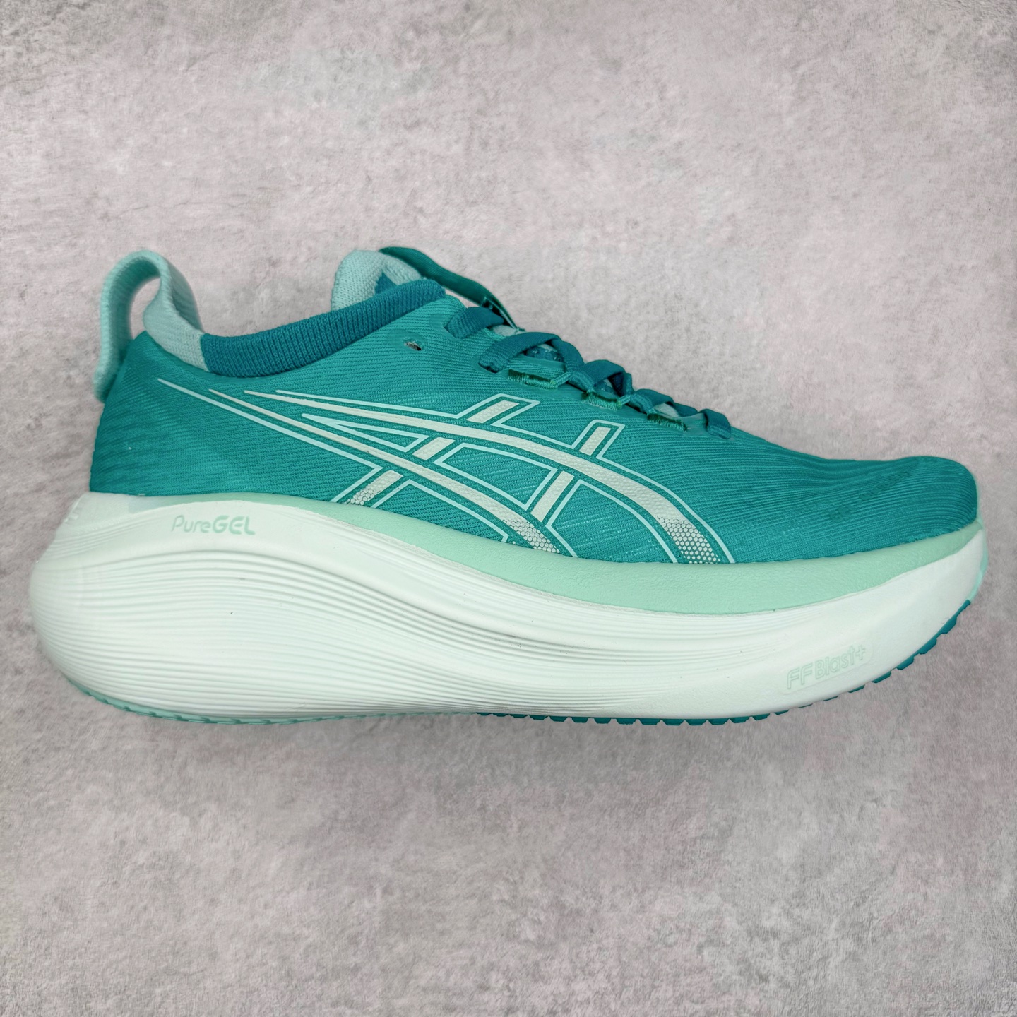 Asics GEL-Nimbus 27 亚瑟士缓震跑鞋 近年复古风潮的势头很旺 ASICS一直坚信保持身体的健康与活力是打造健康快乐的生活方式的最佳途径 ASICS为复古鞋型注入新设计 为玩家的街头穿搭提供了更多可能 GEL-NIMBUSTM9运动鞋最初是为中立和仰卧跑步者设计的长距离训练器 采用原始材料和关键细节重新设计 其Y2K时代的工业外观也被大胆的对比和色块所抵消 尺码：36 36.5 37.5 38 38.5 39 40 40.5 41.5 42 42.5 43.5 44 44.5 45-选品中心