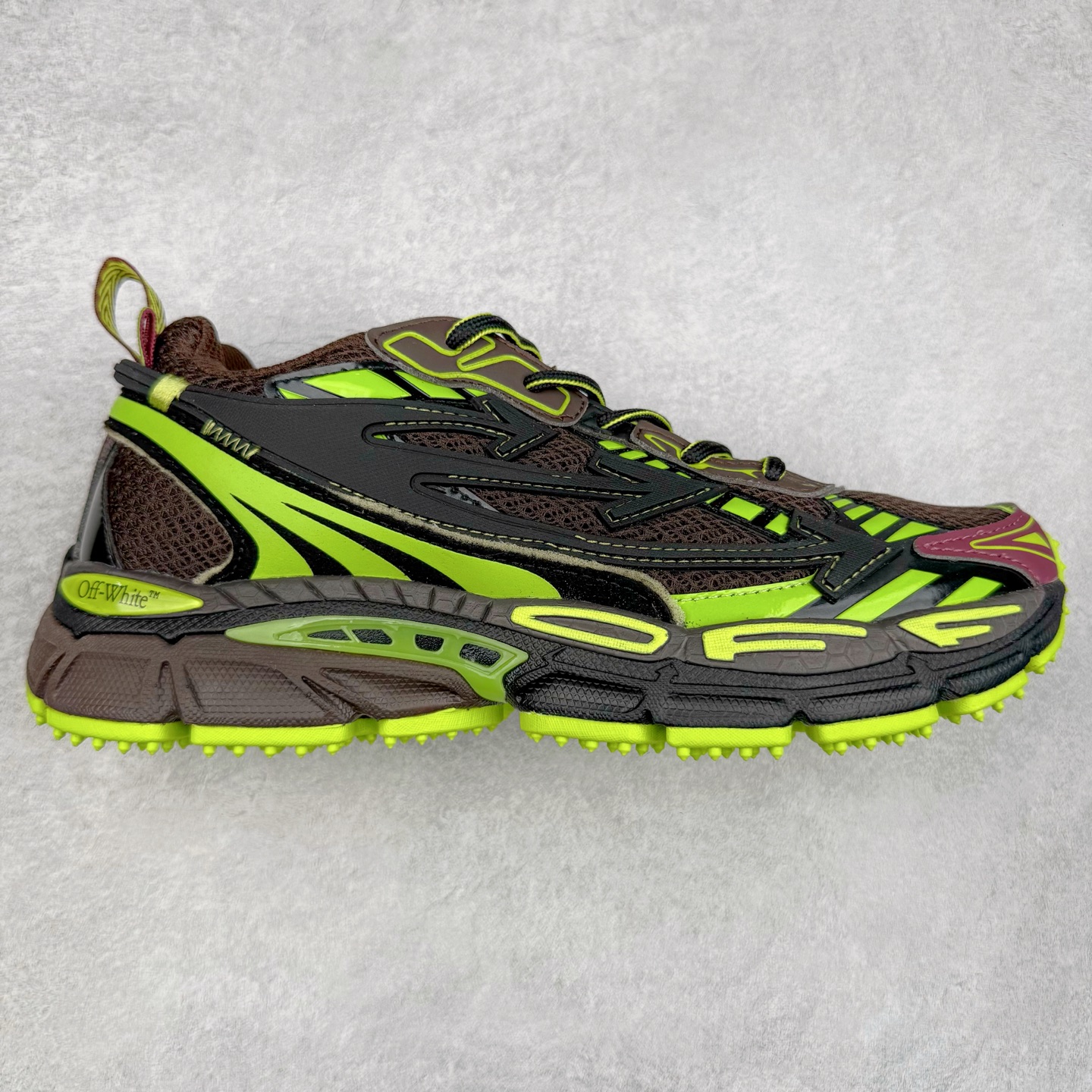 ＃KX Off-White 2024年OW最新款跑鞋 #百分百原盒正确版 原楦原纸板数据开发 4层分离大底#鞋面采用3d立体打印和多种材料拼接而成#防滑耐磨透气性轻便跑鞋 作为曾经爆火 并且定位奢潮领域的标志性品牌 Off-White 仍需要不断更新符合当下潮流时尚的复古运动鞋款，以期收获基本盘消费者的关注 此次更新的 Off-White 新款运动鞋将经典复古老爹鞋细节设计更加夸张化 并将标志性箭头设计置于显著位置 除此之外 整个系列的色彩搭配也可谓纷繁多样 总有一款适合你 Off-White最新运动鞋款估计将在未来几个月登陆品牌专柜 喜欢的朋友切莫错过 尺码：36 37 38 39 40 41 42 43 44 45 46 47-选品中心