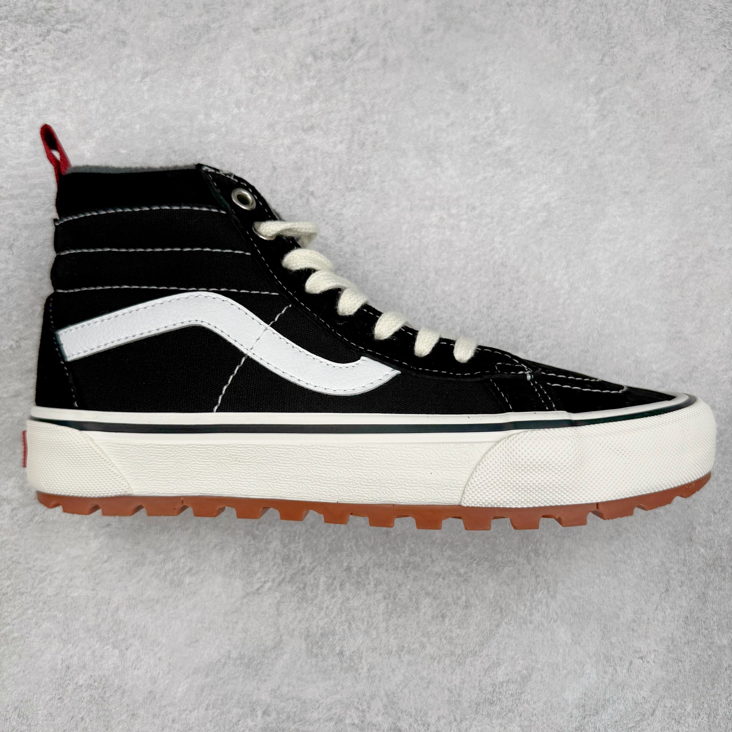 Vans SK8 Mte-1 黑白高帮 范斯官方 防滑耐磨休闲高帮滑板鞋 经典SK8鞋型搭配经典黑白配色 时尚百搭 后跟红色提拉和鞋带口铁扣点缀 简约不简单 华夫格生胶鞋底 防滑耐磨 抓地力强 货号：VN0A5HZY6BT 尺码：35 36 36.5 37 38 38.5 39 40 40.5 41 42 42.5 43 44-选品中心