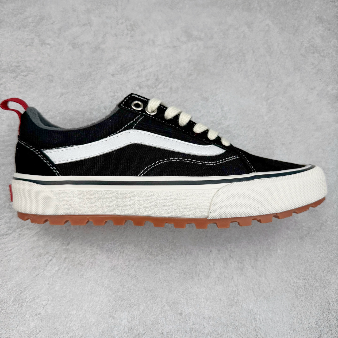 Vans Old Skool Mte-1 黑白 范斯官方 防滑耐磨休闲低帮滑板鞋 经典鞋型搭配经典配色 时尚百搭 后跟红色提拉和鞋带口铁扣点缀 简约不简单 华夫格生胶鞋底 防滑耐磨 抓地力强 货号：VN0A5I12Y28 尺码：35 36 36.5 37 38 38.5 39 40 40.5 41 42 42.5 43 44-选品中心