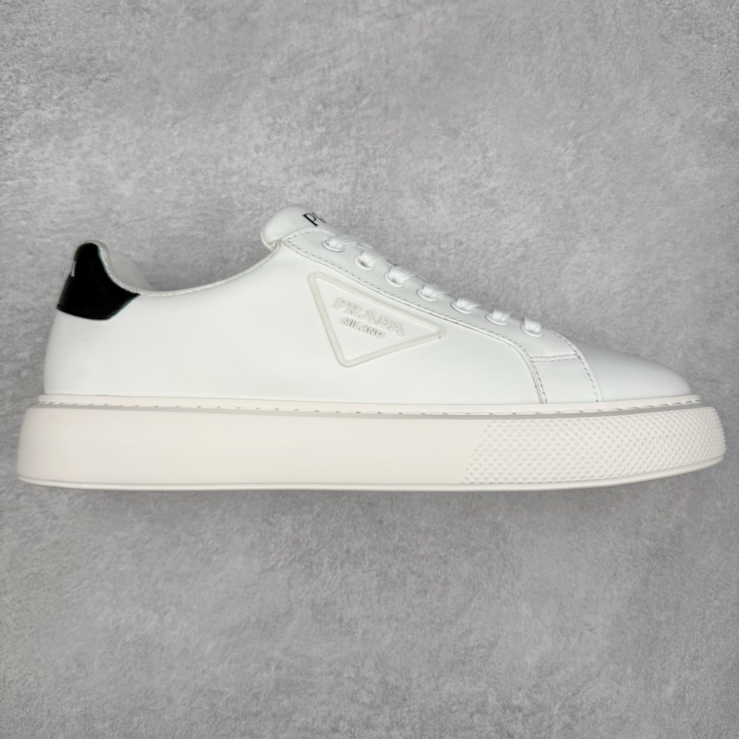 PRADA普拉达 厚底徽标系带运动休闲男鞋系列 #广东大厂品质 专柜同步 大气个性更潮更抢眼更追求档次，它将颠覆旧念，与您共度时尚潮人必备! 面料采用原版进口小牛皮 牛皮内里垫脚 橡胶发泡大底 轻便防滑耐磨 脚感舒适 款式耐看做工精细 配以简洁利落的鞋楦 彰显男人的果敢和硬朗 尺码：39-44（皮鞋码）-选品中心