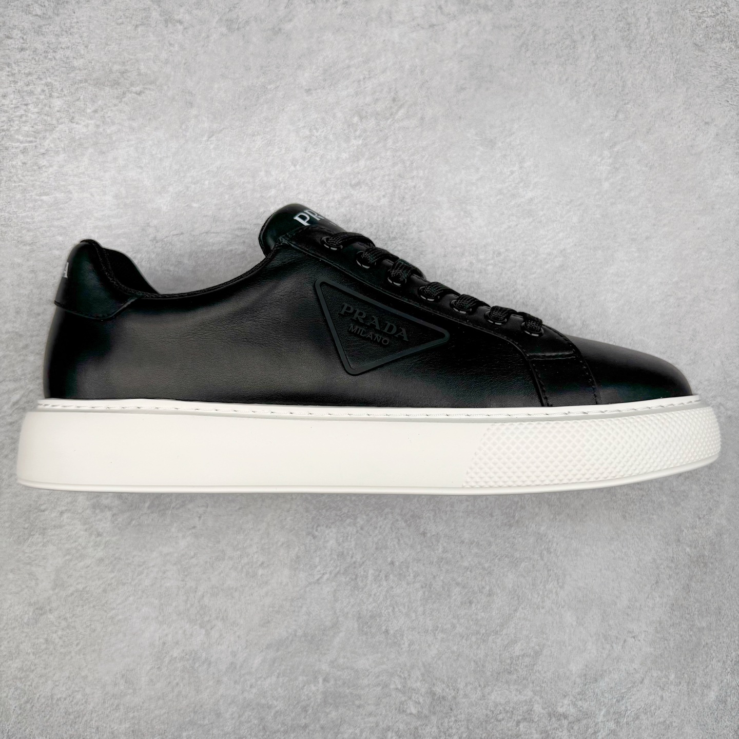 PRADA普拉达 厚底徽标系带运动休闲男鞋系列 #广东大厂品质 专柜同步 大气个性更潮更抢眼更追求档次,它将颠覆旧念,与您共度时尚潮人必备! 面料采用原版进口小牛皮 牛皮内里垫脚 橡胶发泡大底 轻便防滑耐磨 脚感舒适 款式耐看做工精细 配以简洁利落的鞋楦 彰显男人的果敢和硬朗 尺码:39-44(皮鞋码)-选品中心