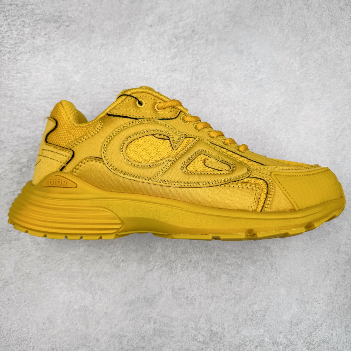 Dior x Stone Island 迪奥石头岛联名款B30系列休闲运动鞋老爹鞋 这次精彩的合作堪称一场别开生面的对话，展现了非凡的创意。金•琼斯 （KIM JONES）倾情呈献 DIOR AND STONEISLAND 限定系列，经典罗盘玫瑰与 DIOR 徽标相互融合 该款系列采用黑网色眼织物白和色科技料面精心制作，作饰以反光“CD30”图形标志，外格轻盈的刻雕效果橡胶鞋搭底配标志性点的缀提升格调，内弹部力细节塑造想理的舒适穿着体验可与各休式闲造型配搭，彰显尚时现代的运风动范 尺码：38 39 40 41 42 43 44 45 46 47-选品中心