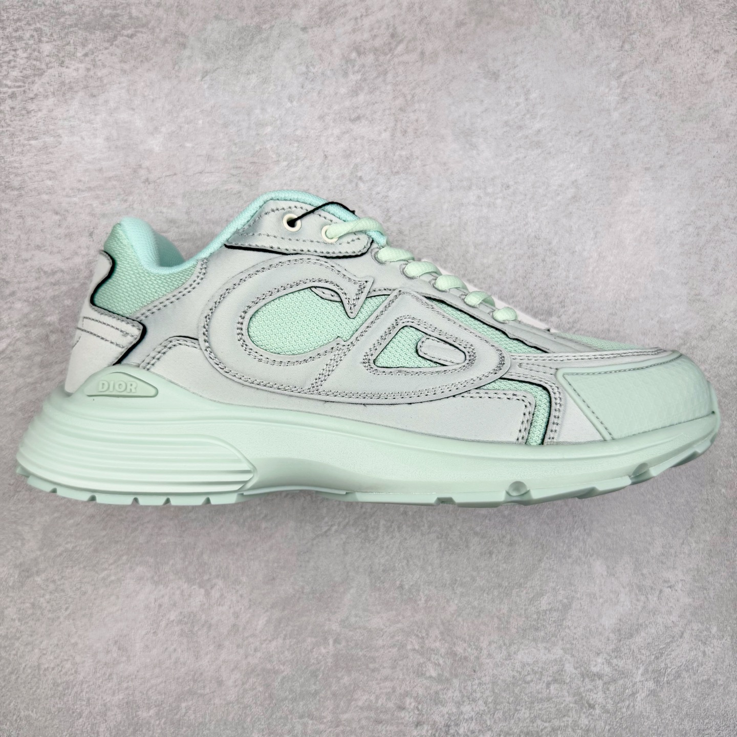 Dior x Stone Island 迪奥石头岛联名款B30系列休闲运动鞋老爹鞋 这次精彩的合作堪称一场别开生面的对话，展现了非凡的创意。金•琼斯 （KIM JONES）倾情呈献 DIOR AND STONEISLAND 限定系列，经典罗盘玫瑰与 DIOR 徽标相互融合 该款系列采用黑网色眼织物白和色科技料面精心制作，作饰以反光“CD30”图形标志，外格轻盈的刻雕效果橡胶鞋搭底配标志性点的缀提升格调，内弹部力细节塑造想理的舒适穿着体验可与各休式闲造型配搭，彰显尚时现代的运风动范 尺码：38 39 40 41 42 43 44 45 46 47-选品中心