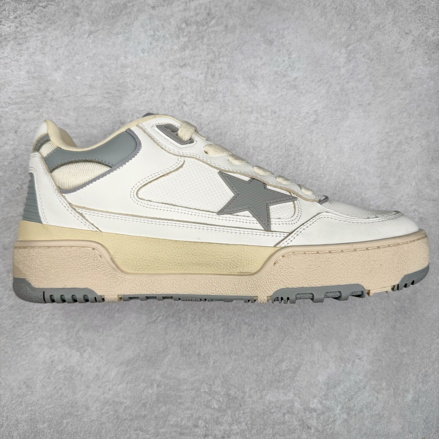 GGDB Golden Goose Deluxe Brand Forty2 2025春季新款厚底星星板鞋小脏鞋 新款厚底脏脏鞋情侣款休闲板鞋时尚百搭星星小白鞋 ！ GGDB新色小脏鞋火红程度比小白鞋还要早，打破传统审美，小脏鞋做到了！明星私服上脚示范 就是这么百搭 ！再也不用担心洗鞋的问题啦！进口牛皮鞋面，毛巾布+透气网里，Tpu大底橡胶组合大底配意大利进口高发泡沿条！独家开模乳胶垫 3.5cm内增高鞋垫，内增高藏的特别好，一般人不会发现我们有内增高，鞋垫是单独的，可以取出！鞋子手工打磨上色，做旧效果超级复古！最新配色！配全套包装防尘袋！尺码：35 36 37 38 39 40 41 42 43 44-选品中心