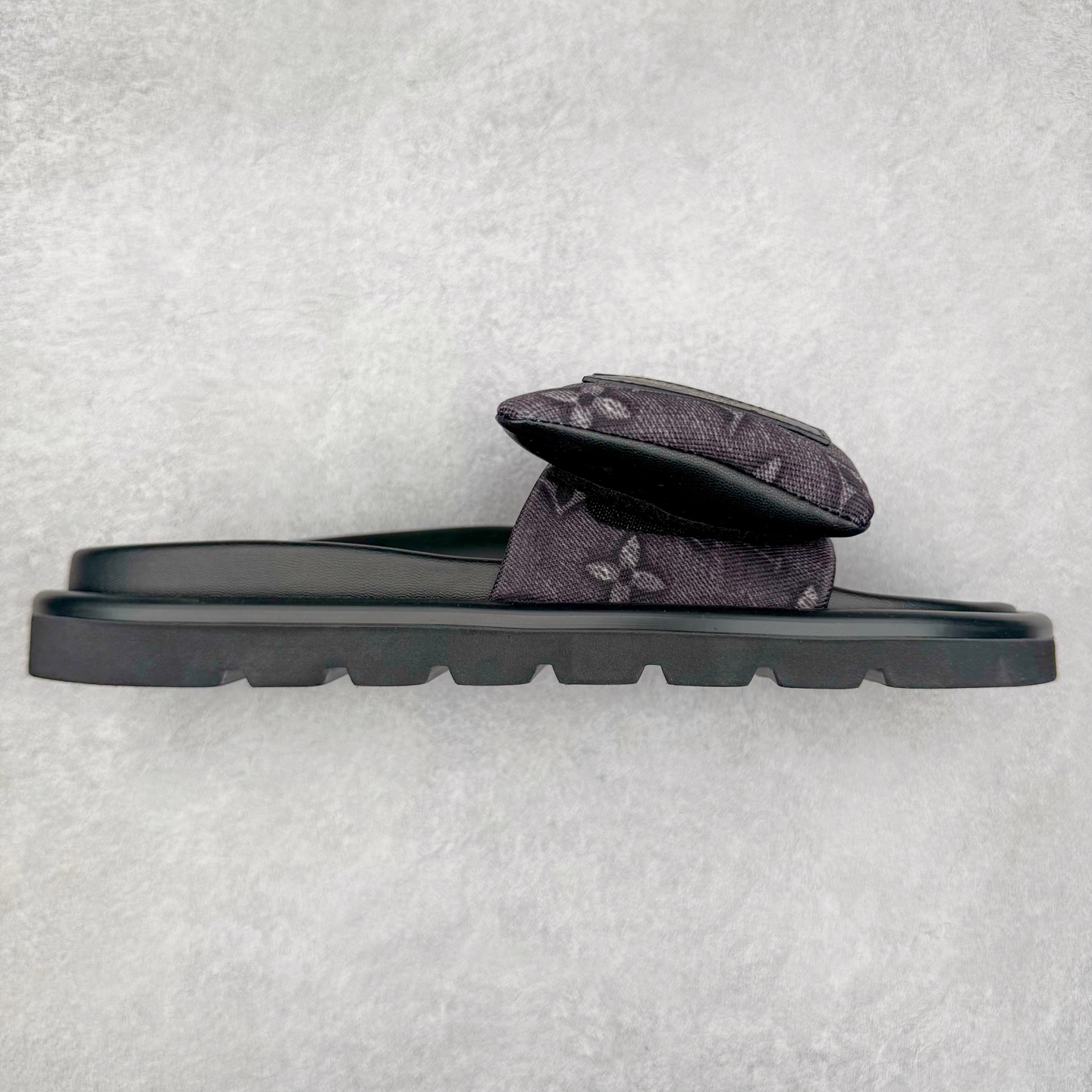 图片[7]-Louis Vuitton lv 2024专柜 春夏新款 最高限定专柜上新 LV情侣厚底魔术贴拖鞋明星同款 网红博主推荐 原版开模 代购版本 Lv 原版3D打印老花 内里海绵 水台4.5CM 原版私膜 真皮大底 全套专柜包装尺码：35 36 37 38 39 40 41 42 43 44-选品中心