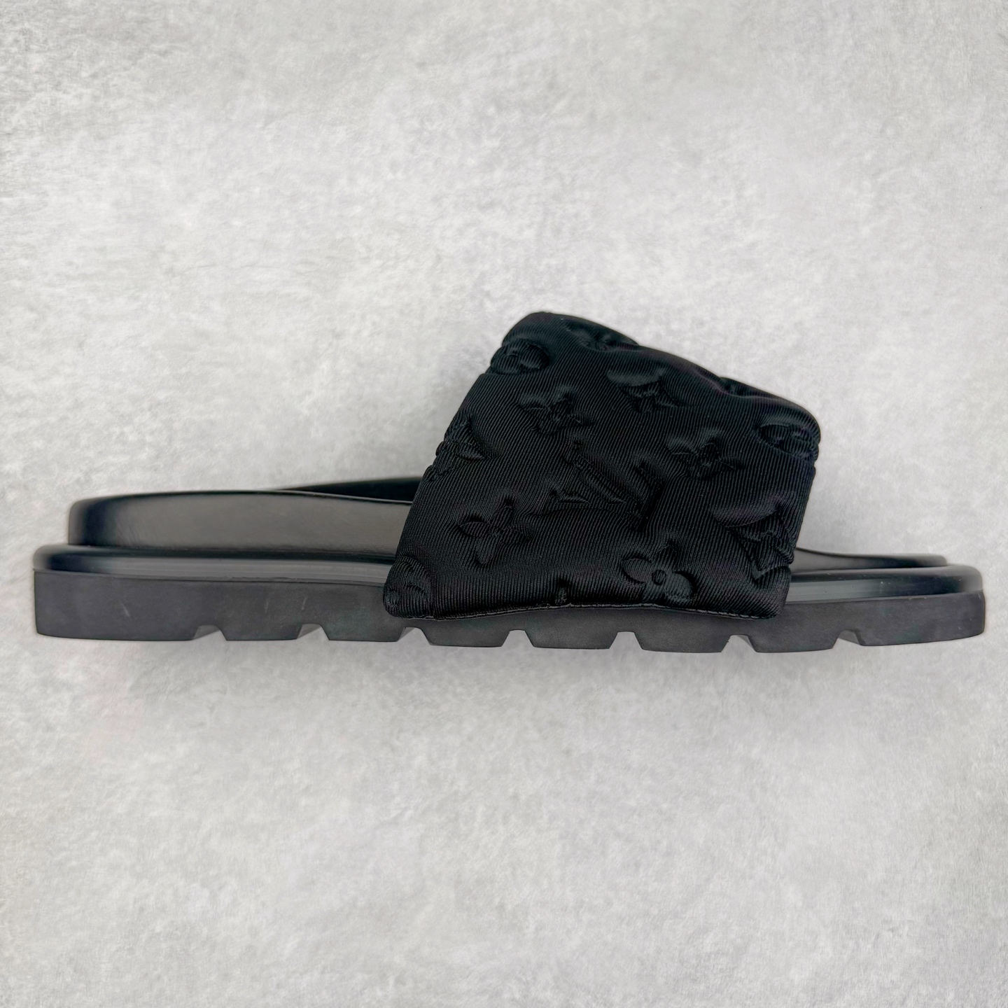 Louis Vuitton lv 2024专柜 春夏新款 最高限定专柜上新 LV情侣厚底魔术贴拖鞋明星同款 网红博主推荐 原版开模 代购版本 Lv 原版3D打印老花 内里海绵 水台4.5CM 原版私膜 真皮大底 全套专柜包装尺码：35 36 37 38 39 40 41 42 43 44-选品中心