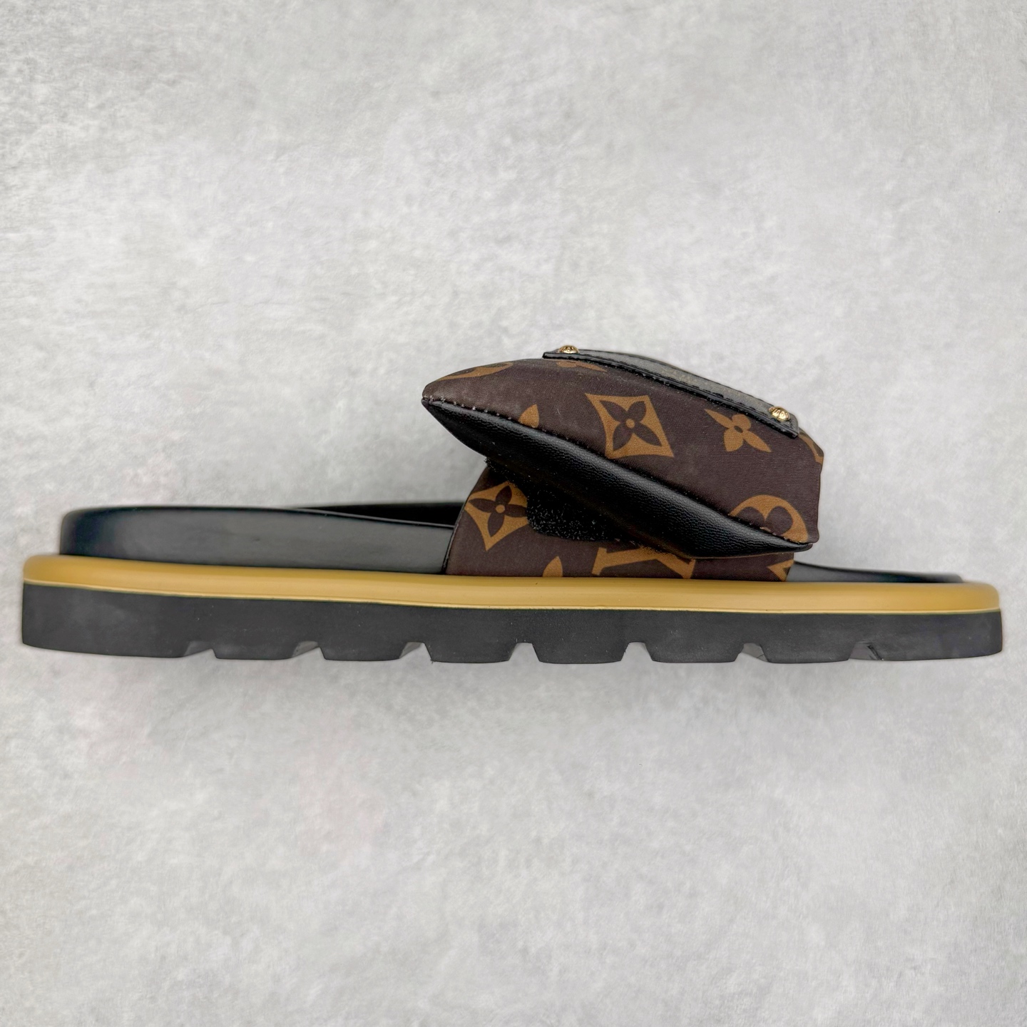 Louis Vuitton lv 2024专柜 春夏新款 最高限定专柜上新 LV情侣厚底魔术贴拖鞋明星同款 网红博主推荐 原版开模 代购版本 Lv 原版3D打印老花 内里海绵 水台4.5CM 原版私膜 真皮大底 全套专柜包装尺码:35 36 37 38 39 40 41 42 43 44-选品中心