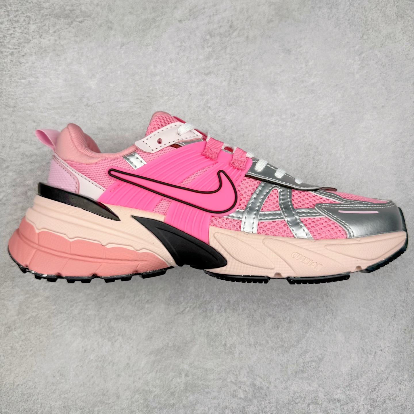 NK V2K Runtekk 减震防滑低帮 复古老爹鞋跑步鞋 FD0736-100 鞋款被命名为 Runtekk 设计上借鉴了 2000 年的跑鞋风格 配色上以金属银为主调 简练又有复古运动气质 材质上使用大面积网眼、皮革、TPU 组成 支撑和透气性肯定不错 中底处由 Cushlon 泡绵打造 保证在压马路时可以提供优秀脚感 并通过一手做旧氧化效果突出复古感 中底造型很容易让大家联想到巴黎世家3XL 增高效果同样不能忽视 尺码：36 36.5 37.5 38 38.5 39 40 40.5 41 42 42.5 43 44 44.5 45-选品中心