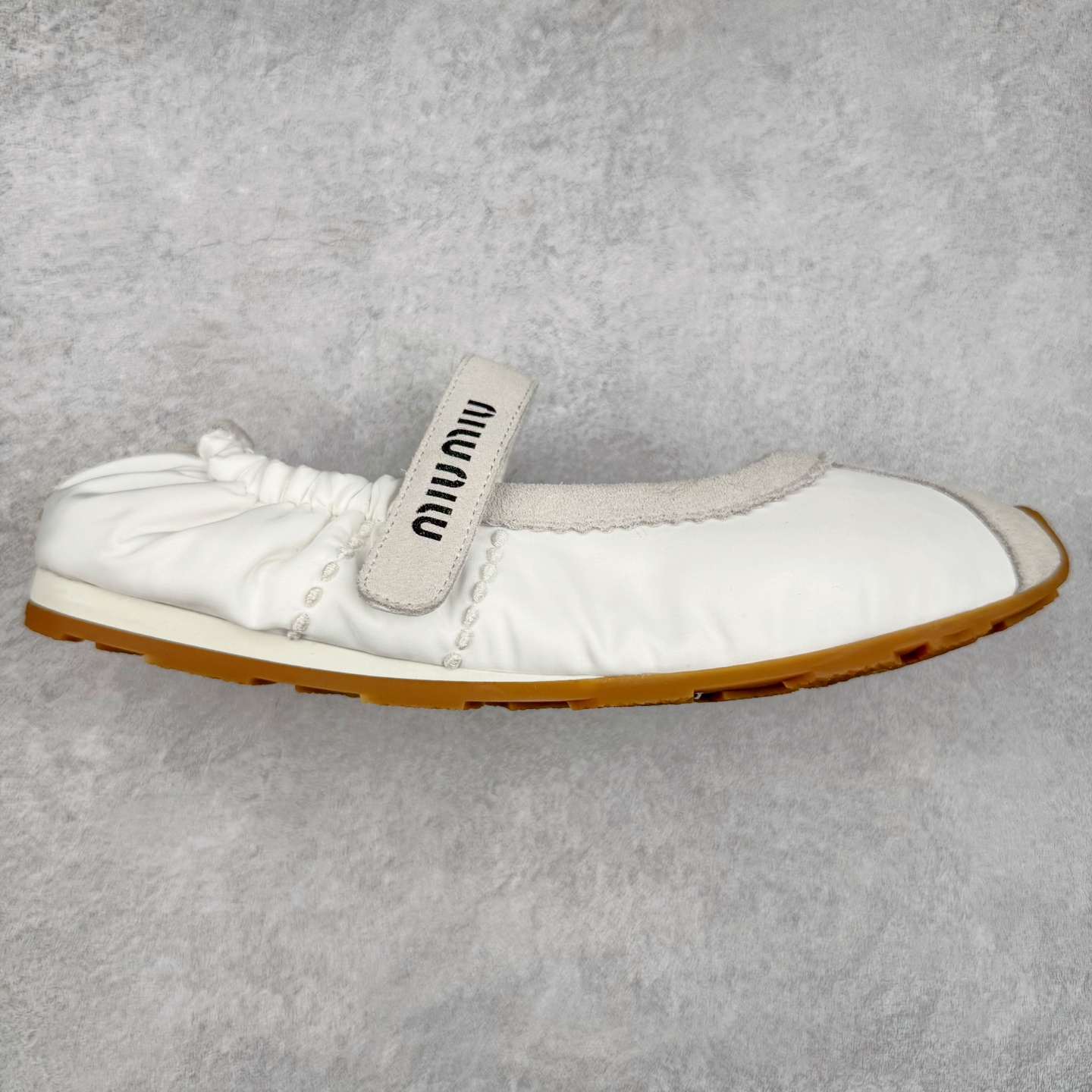 MiuMiu/缪缪25ss早春走秀新款一脚蹬懒人鞋玛丽珍芭蕾舞鞋·平底单鞋 官方春夏走秀新款，时髦百搭·即可咸又可甜·一点也不磨脚·无论光脚穿还是搭配袜子穿都超级减龄 ♛ 超级无敌百搭！（✅ZP开发） 鞋面：翻毛皮➕原版布料 内里：羊皮 鞋底：原版大底 尺码：35-40-选品中心