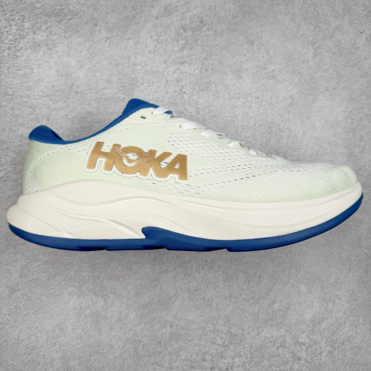 HOKA ONE ONE RINCON 4 舒适防滑耐磨低帮休闲跑步鞋 Rincon 4 是一款日常训练用的跑步鞋，踩上去的感觉很结实。它适合中短距离跑步，但如果您习惯于稍硬的感觉，也可以用于长距离跑步。但它的速度不够快，不能作为速度训练鞋，也不够柔软，不能作为恢复训练鞋，日常里程跑才是它的优势所在。如果您想尝试 Hoka 跑鞋，又想享受极具竞争力的价格，那就试试这款鞋吧。尺码：36 36.5 37.5 38 38.5 39 40 40.5 41 42 42.5 43 44 44.5 45-选品中心