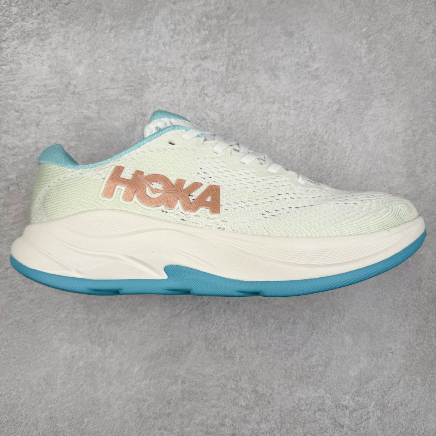 HOKA ONE ONE RINCON 4 舒适防滑耐磨低帮休闲跑步鞋 Rincon 4 是一款日常训练用的跑步鞋，踩上去的感觉很结实。它适合中短距离跑步，但如果您习惯于稍硬的感觉，也可以用于长距离跑步。但它的速度不够快，不能作为速度训练鞋，也不够柔软，不能作为恢复训练鞋，日常里程跑才是它的优势所在。如果您想尝试 Hoka 跑鞋，又想享受极具竞争力的价格，那就试试这款鞋吧。尺码：36 36.5 37.5 38 38.5 39 40 40.5 41 42 42.5 43 44 44.5 45-选品中心