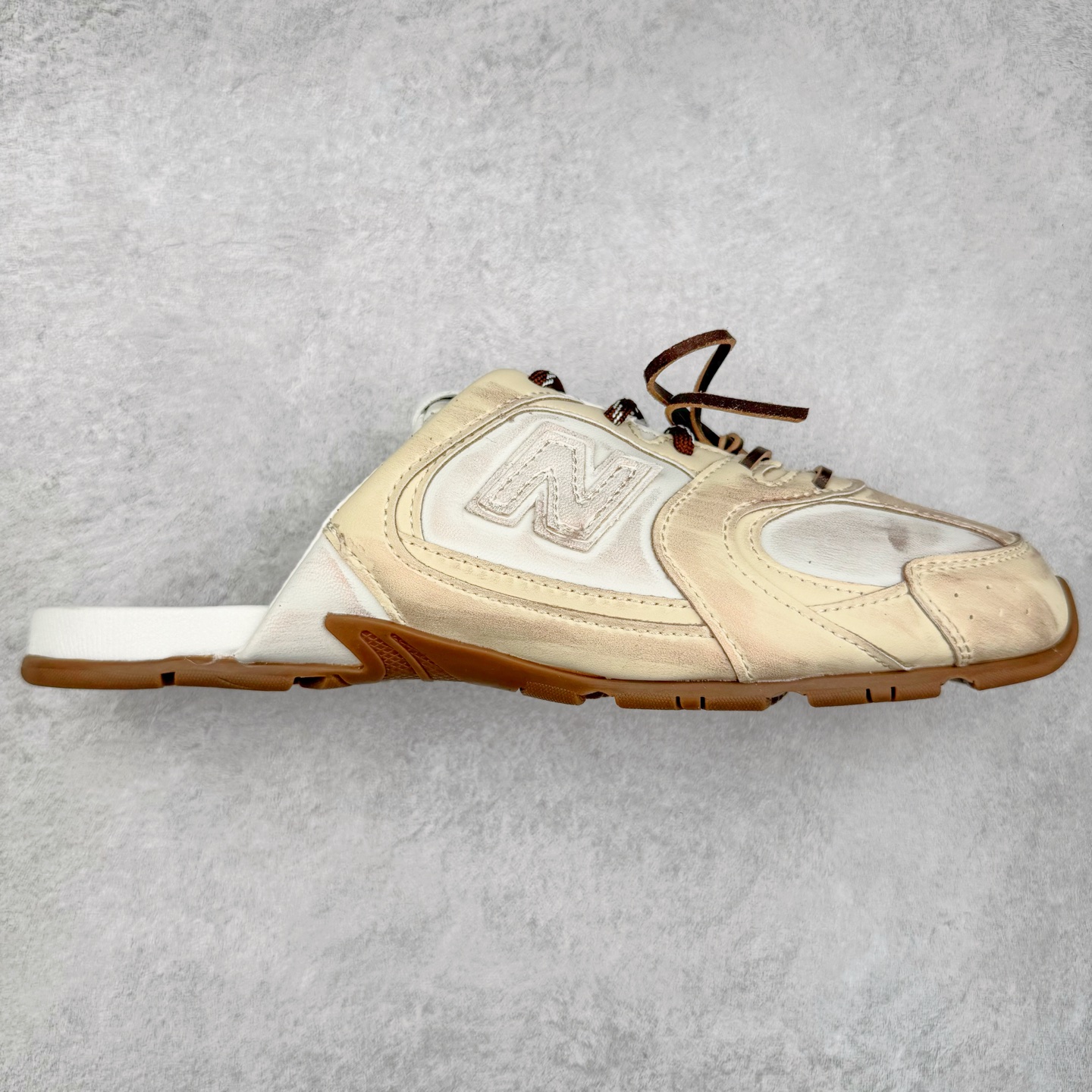MiuMiu x New Balance NB530 SL 缪缪联名系列低帮经典复古休闲运动鞋半拖 近几年运动品牌与各大潮流品牌不断推出联名产品，在球鞋圈拥有极高的热度。此外，奢侈品牌和运动品牌联名也早已非新鲜事，继 Dior 和 Jordan Brand 以及 Prada 和 adidas 合作后。近日，Miu Miu与New Balance的合作基本已经成为定番，每年都会上新，而近期的最新联名也已经正式曝光，预计会在24年春夏面世！相比之前两次使用的574，这次Miu Miu带来了全新风格。采用了全新型号MR530进行设计，继续使用复古的旧化效果和去年就被带火的美拉德配色打造。Miu Miu作为千禧文化的重要推手，这次也是直接挑选了New Balance 2000年代时发布的健身跑鞋MR530。整体做旧效果非常明显，甚至有些二手鞋的感觉，多少是有点瘦巴黎世家影响了……配色方面将会推出米色和棕色两种颜色可供选择，整体覆盖了做旧麂皮，鞋舌和鞋垫和之前一致，有Miu Miu的Logo，同时搭配皮革和棉质双鞋带组成。尺码：36 37 37.5 38 38.5 39.5 40 40.5 41.5 42 42.5 43.5 44 44.5 45-选品中心