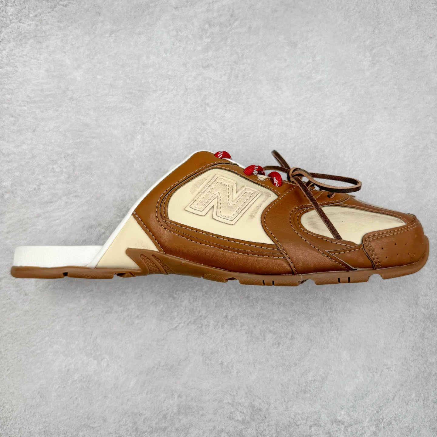 MiuMiu x New Balance NB530 SL 缪缪联名系列低帮经典复古休闲运动鞋半拖 近几年运动品牌与各大潮流品牌不断推出联名产品，在球鞋圈拥有极高的热度。此外，奢侈品牌和运动品牌联名也早已非新鲜事，继 Dior 和 Jordan Brand 以及 Prada 和 adidas 合作后。近日，Miu Miu与New Balance的合作基本已经成为定番，每年都会上新，而近期的最新联名也已经正式曝光，预计会在24年春夏面世！相比之前两次使用的574，这次Miu Miu带来了全新风格。采用了全新型号MR530进行设计，继续使用复古的旧化效果和去年就被带火的美拉德配色打造。Miu Miu作为千禧文化的重要推手，这次也是直接挑选了New Balance 2000年代时发布的健身跑鞋MR530。整体做旧效果非常明显，甚至有些二手鞋的感觉，多少是有点瘦巴黎世家影响了……配色方面将会推出米色和棕色两种颜色可供选择，整体覆盖了做旧麂皮，鞋舌和鞋垫和之前一致，有Miu Miu的Logo，同时搭配皮革和棉质双鞋带组成。尺码：36 37 37.5 38 38.5 39.5 40 40.5 41.5 42 42.5 43.5 44 44.5 45-选品中心