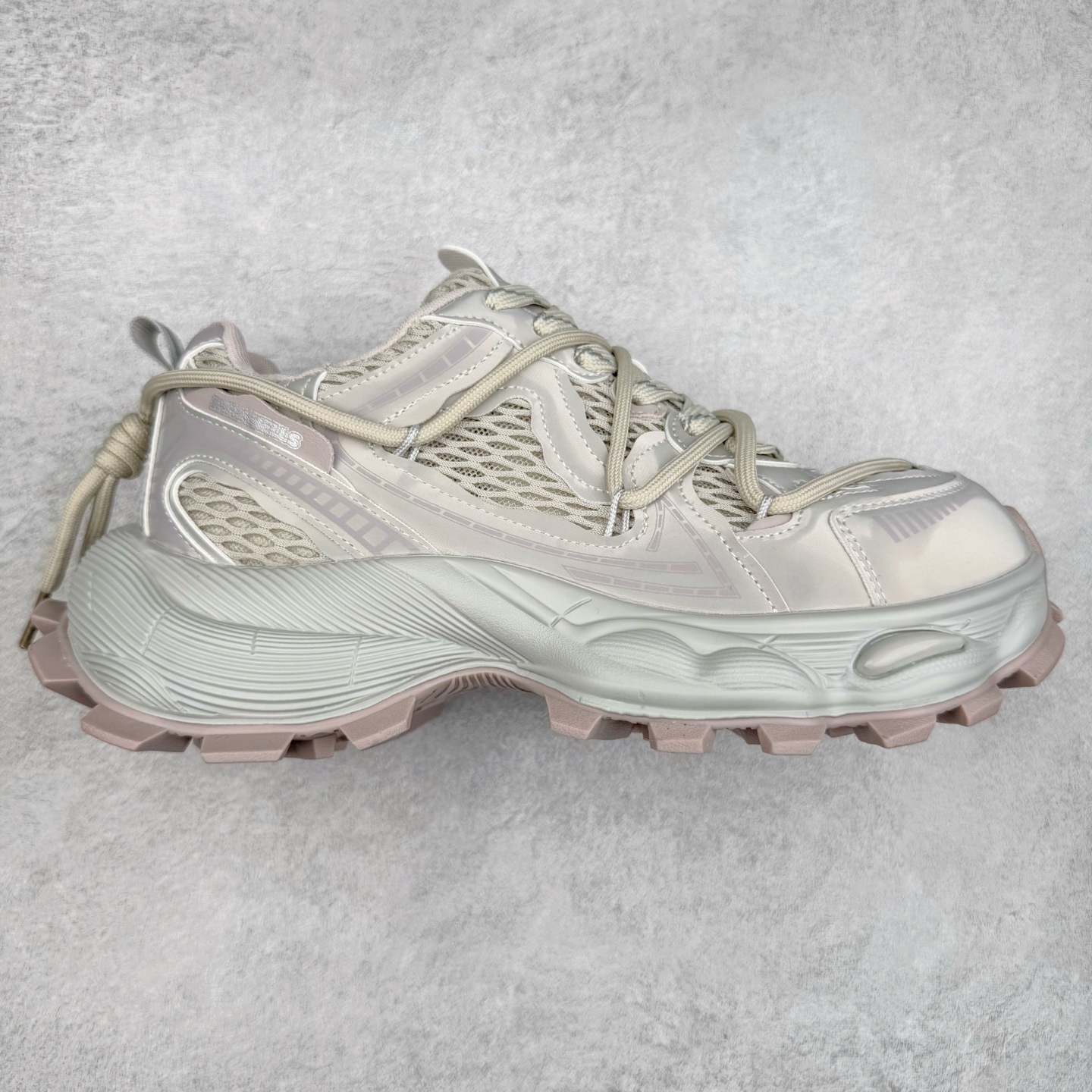 GG-CC Chunky Low休闲时尚运动厚底增高老爹鞋系列 广东大厂出品 完美细节 25ss春季新款厚底增高 大长腿 时髦look轻松定格 不费力展现率性氛围 高档银盒 酷帅机能风不规则设计大底 双鞋带拼色造型设计 轻便舒适百搭 GGcc厚底增高简直就是小个子的快乐! 不管怎么搭都好看~ 尺码：35 36 37 38 39 40-选品中心