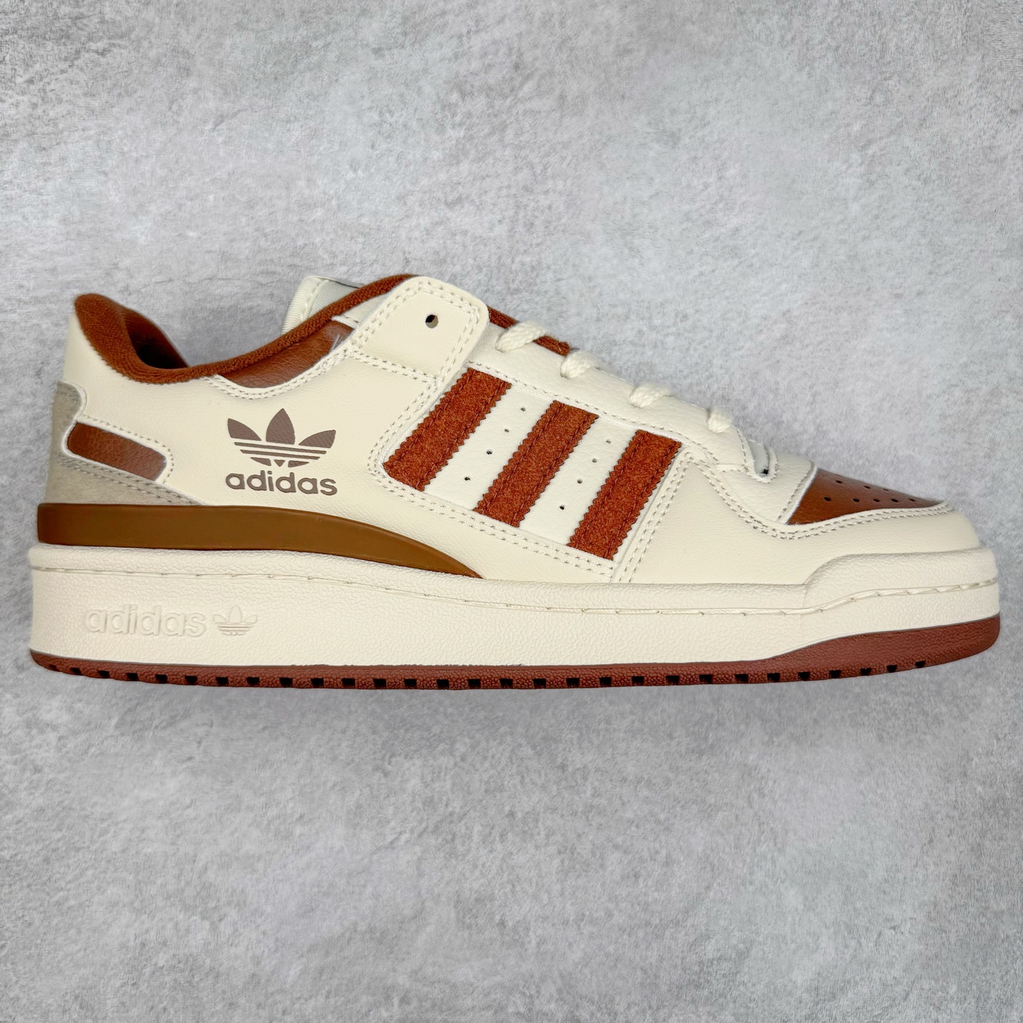 AD Forum 84 Low OG 低帮百搭潮流休闲运动板鞋 IG3900 以复古篮球鞋的外形为基础 采用皮革拼接 简约百搭 更加贴合舒适 中底内侧网格造型起到点睛之笔 外底橡胶 更显复古 尺码：36 36.5 37.5 38 38.5 39 40 40.5 41 42 42.5 43 44 44.5 45-选品中心