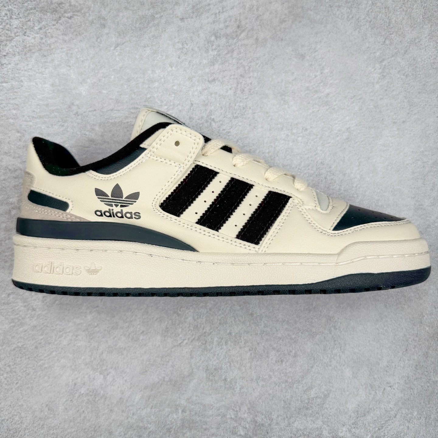 AD Forum 84 Low OG 低帮百搭潮流休闲运动板鞋 IG3901 以复古篮球鞋的外形为基础 采用皮革拼接 简约百搭 更加贴合舒适 中底内侧网格造型起到点睛之笔 外底橡胶 更显复古 尺码:36 36.5 37.5 38 38.5 39 40 40.5 41 42 42.5 43 44 44.5 45-选品中心