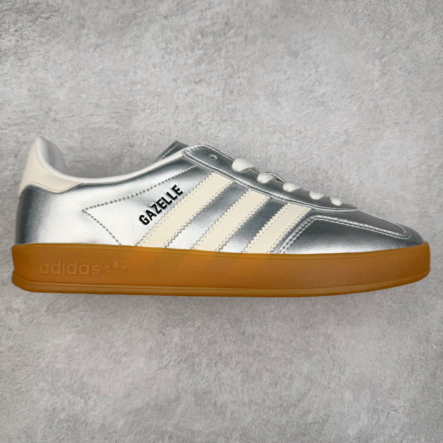 AD Gazelle Indoor Trainers 羚羊内训系列低帮复古百搭休闲运动德训风板鞋 JR1206 90年代经典的复刻版！自60年代以足球训练鞋面世以来,Gazelle就以其经典设计席卷全球。1991年版本的复刻,再造经典Gazelle。采用皮革打造,搭配浊色细节,让这款经典更加简约。尺码：36 36⅔ 37⅓ 38 38⅔ 39⅓ 40 40⅔ 41⅓ 42 42⅔ 43⅓ 44⅓ 44⅔ 45-选品中心