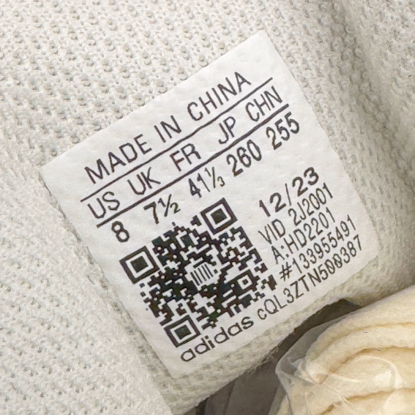 图片[13]-AD Originals Superstar 经典复古贝壳头板鞋 HD2201 诞生于1969年 是第一双将全皮面鞋 身与橡胶鞋头结合在一起的低帮篮球鞋 Superstar最开始 是作为高帮篮球鞋Pro Model的低帮版本而出现的 但因为其独特和醒目的橡胶鞋头造型而让大家熟知 被大家形象地称为\\\”shelltoe\\\”贝壳头 在70年代的美国职业篮球场上 接近3/4的NBA球员都将这双Superstar作为场上用鞋 80年代之后 经过不断的改良和发展 Superstar逐渐成为横跨时装、音乐、街头文化、休闲和运动等各大领域的时尚潮鞋 尺码：36 36.5 37 38 38.5 39 40 40.5 41 42 42.5 43 44 44.5 45-选品中心