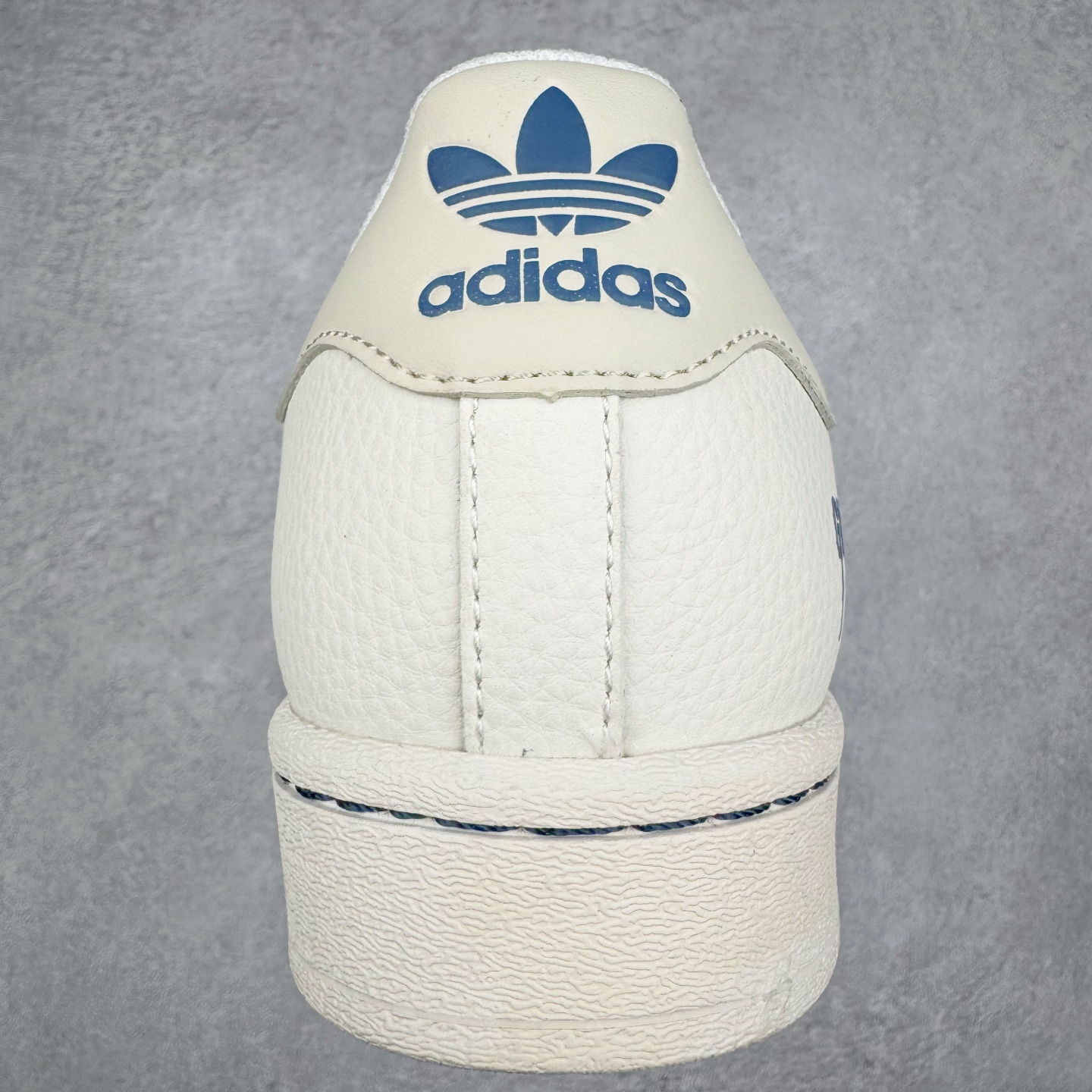 图片[8]-AD Originals Superstar 经典复古贝壳头板鞋 HD2201 诞生于1969年 是第一双将全皮面鞋 身与橡胶鞋头结合在一起的低帮篮球鞋 Superstar最开始 是作为高帮篮球鞋Pro Model的低帮版本而出现的 但因为其独特和醒目的橡胶鞋头造型而让大家熟知 被大家形象地称为\\\”shelltoe\\\”贝壳头 在70年代的美国职业篮球场上 接近3/4的NBA球员都将这双Superstar作为场上用鞋 80年代之后 经过不断的改良和发展 Superstar逐渐成为横跨时装、音乐、街头文化、休闲和运动等各大领域的时尚潮鞋 尺码：36 36.5 37 38 38.5 39 40 40.5 41 42 42.5 43 44 44.5 45-选品中心