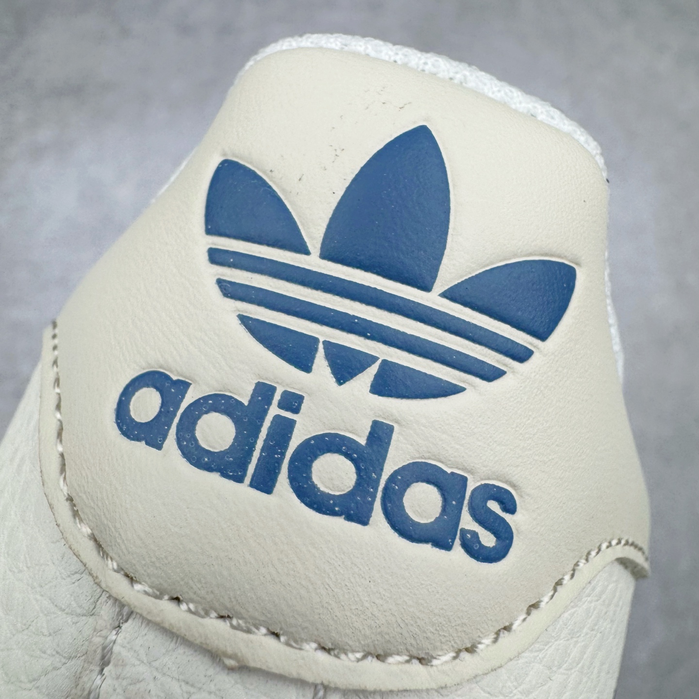 图片[12]-AD Originals Superstar 经典复古贝壳头板鞋 HD2201 诞生于1969年 是第一双将全皮面鞋 身与橡胶鞋头结合在一起的低帮篮球鞋 Superstar最开始 是作为高帮篮球鞋Pro Model的低帮版本而出现的 但因为其独特和醒目的橡胶鞋头造型而让大家熟知 被大家形象地称为\\\”shelltoe\\\”贝壳头 在70年代的美国职业篮球场上 接近3/4的NBA球员都将这双Superstar作为场上用鞋 80年代之后 经过不断的改良和发展 Superstar逐渐成为横跨时装、音乐、街头文化、休闲和运动等各大领域的时尚潮鞋 尺码：36 36.5 37 38 38.5 39 40 40.5 41 42 42.5 43 44 44.5 45-选品中心