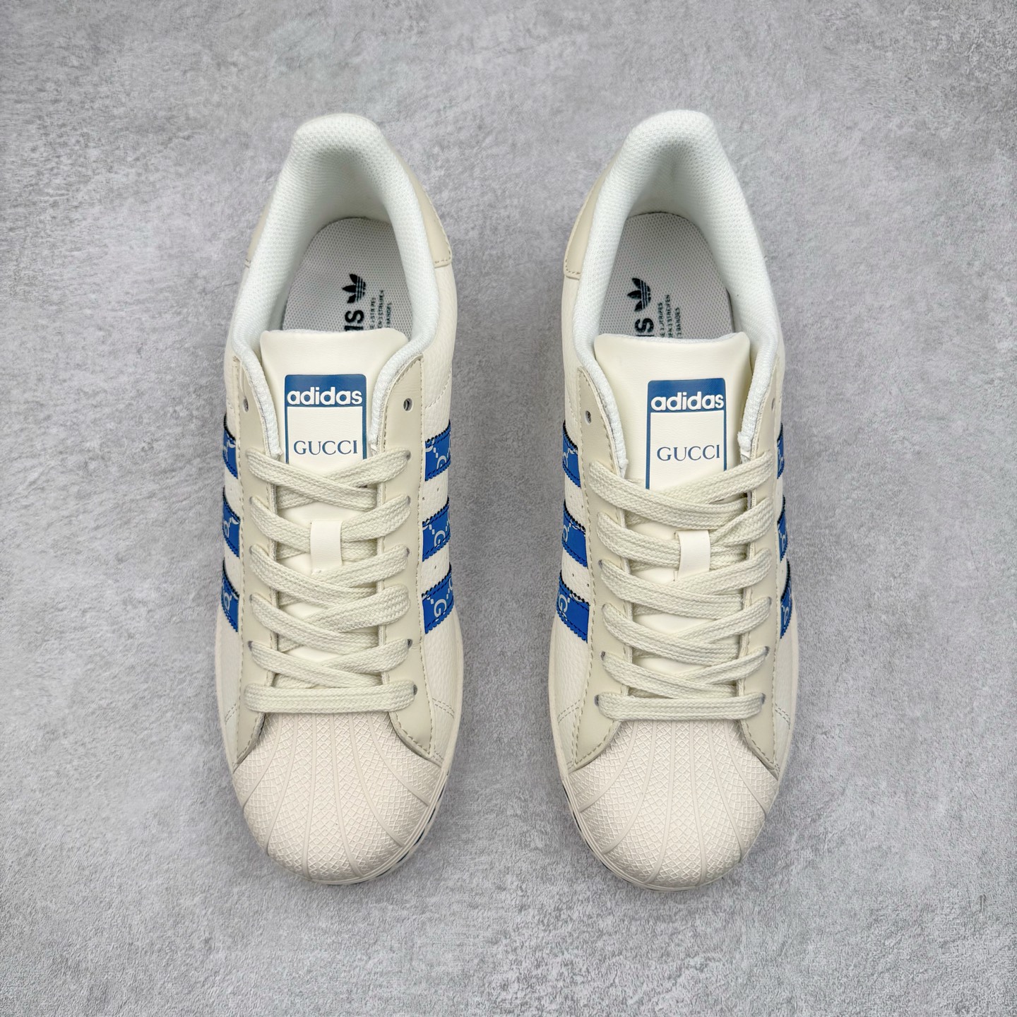 图片[2]-AD Originals Superstar 经典复古贝壳头板鞋 HD2201 诞生于1969年 是第一双将全皮面鞋 身与橡胶鞋头结合在一起的低帮篮球鞋 Superstar最开始 是作为高帮篮球鞋Pro Model的低帮版本而出现的 但因为其独特和醒目的橡胶鞋头造型而让大家熟知 被大家形象地称为\\\”shelltoe\\\”贝壳头 在70年代的美国职业篮球场上 接近3/4的NBA球员都将这双Superstar作为场上用鞋 80年代之后 经过不断的改良和发展 Superstar逐渐成为横跨时装、音乐、街头文化、休闲和运动等各大领域的时尚潮鞋 尺码：36 36.5 37 38 38.5 39 40 40.5 41 42 42.5 43 44 44.5 45-选品中心