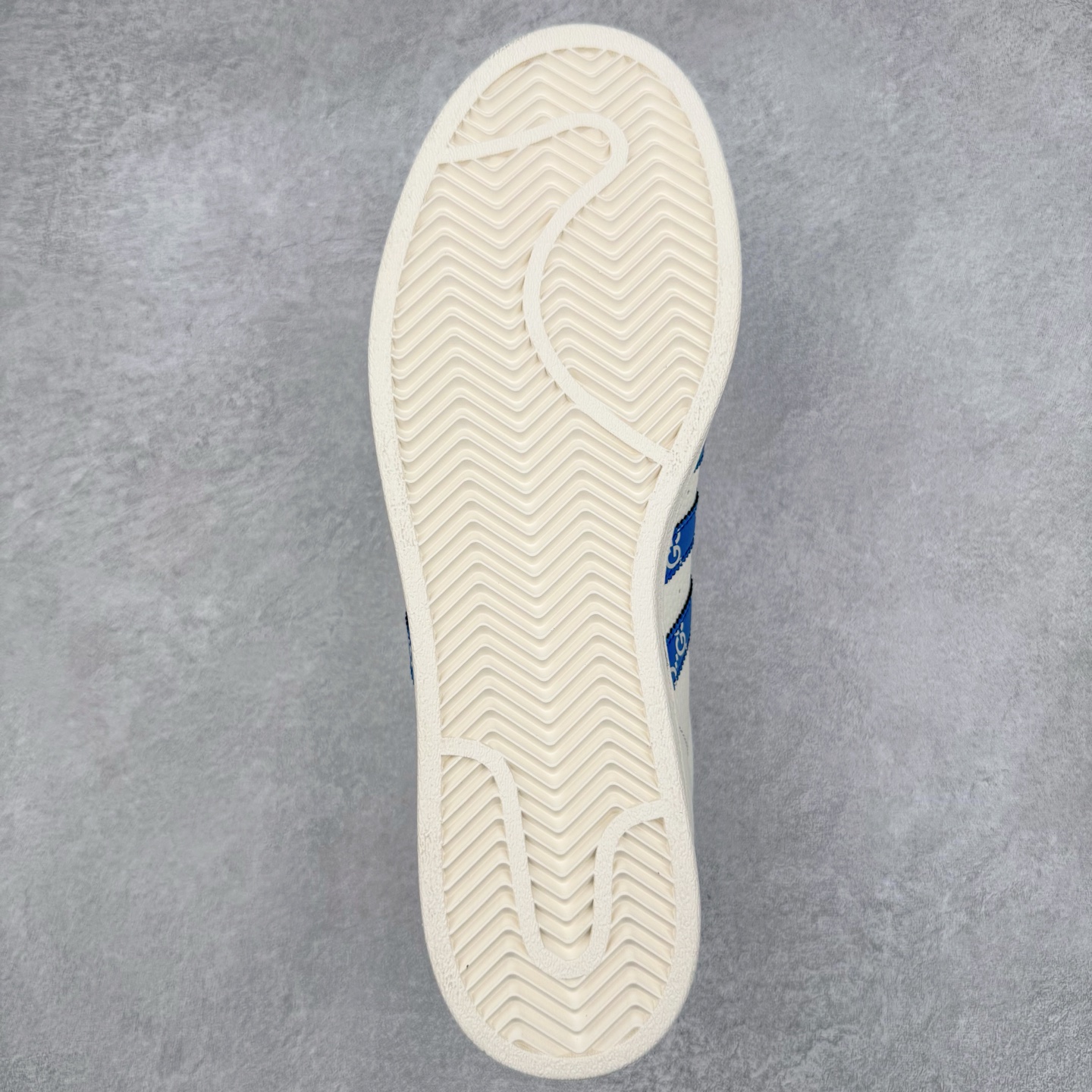 图片[9]-AD Originals Superstar 经典复古贝壳头板鞋 HD2201 诞生于1969年 是第一双将全皮面鞋 身与橡胶鞋头结合在一起的低帮篮球鞋 Superstar最开始 是作为高帮篮球鞋Pro Model的低帮版本而出现的 但因为其独特和醒目的橡胶鞋头造型而让大家熟知 被大家形象地称为\\\”shelltoe\\\”贝壳头 在70年代的美国职业篮球场上 接近3/4的NBA球员都将这双Superstar作为场上用鞋 80年代之后 经过不断的改良和发展 Superstar逐渐成为横跨时装、音乐、街头文化、休闲和运动等各大领域的时尚潮鞋 尺码：36 36.5 37 38 38.5 39 40 40.5 41 42 42.5 43 44 44.5 45-选品中心