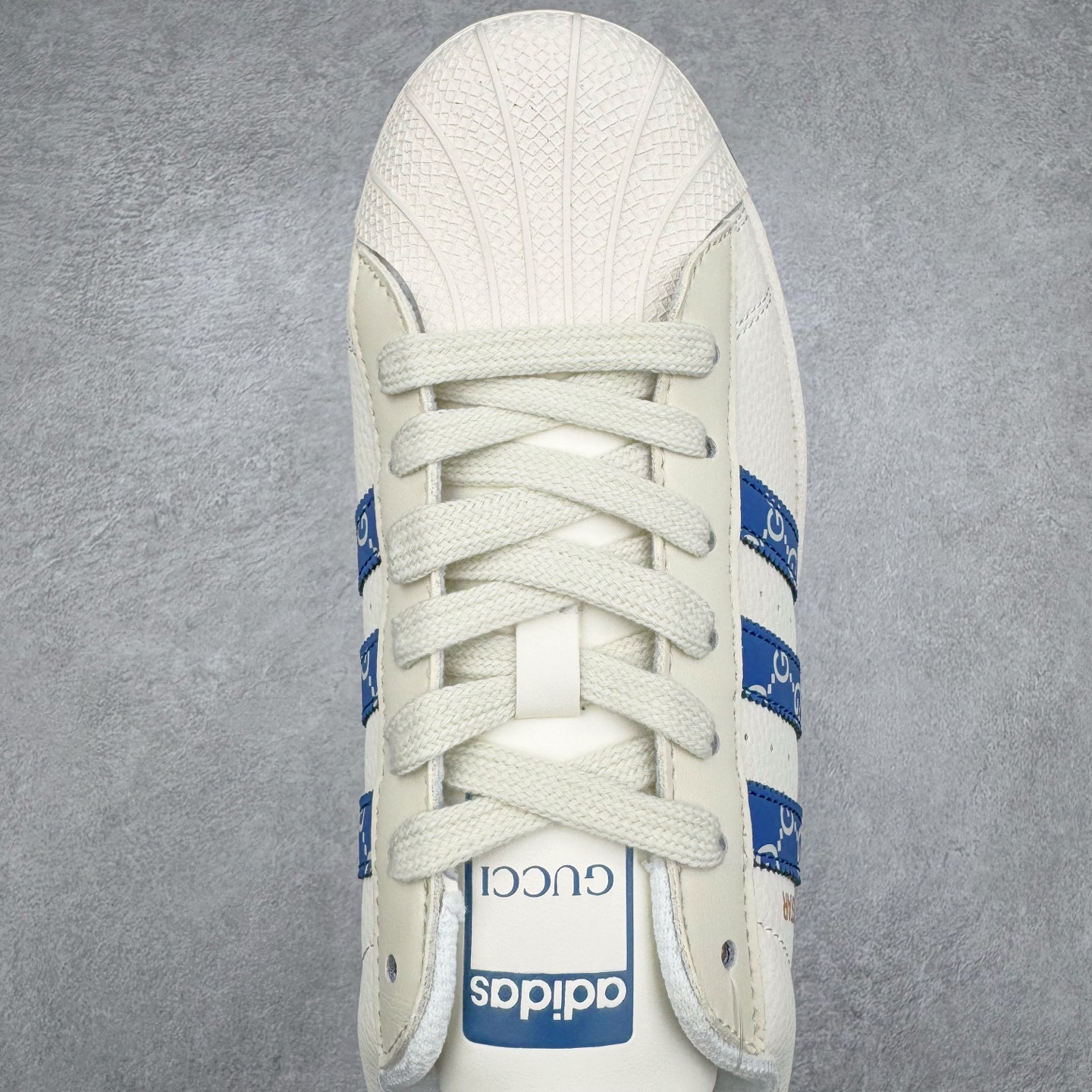 图片[4]-AD Originals Superstar 经典复古贝壳头板鞋 HD2201 诞生于1969年 是第一双将全皮面鞋 身与橡胶鞋头结合在一起的低帮篮球鞋 Superstar最开始 是作为高帮篮球鞋Pro Model的低帮版本而出现的 但因为其独特和醒目的橡胶鞋头造型而让大家熟知 被大家形象地称为\\\”shelltoe\\\”贝壳头 在70年代的美国职业篮球场上 接近3/4的NBA球员都将这双Superstar作为场上用鞋 80年代之后 经过不断的改良和发展 Superstar逐渐成为横跨时装、音乐、街头文化、休闲和运动等各大领域的时尚潮鞋 尺码：36 36.5 37 38 38.5 39 40 40.5 41 42 42.5 43 44 44.5 45-选品中心