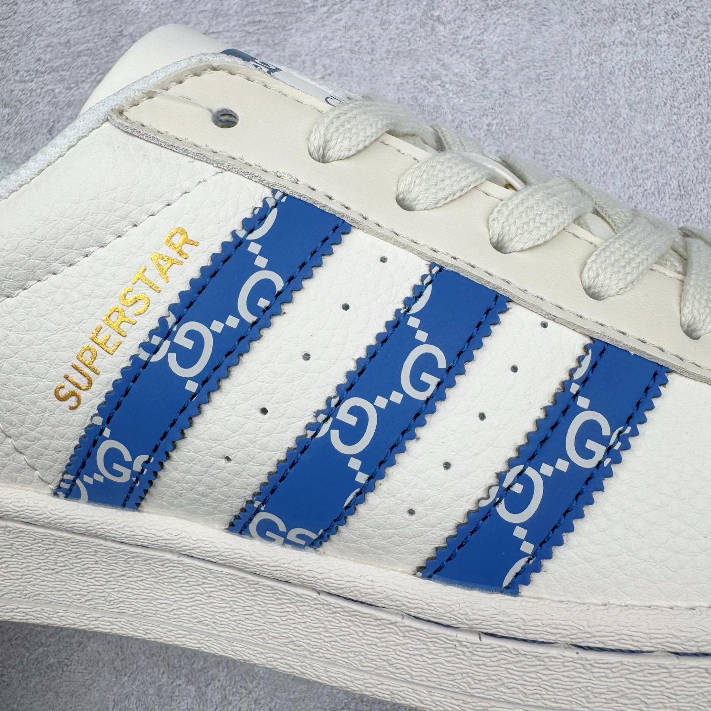 图片[11]-AD Originals Superstar 经典复古贝壳头板鞋 HD2201 诞生于1969年 是第一双将全皮面鞋 身与橡胶鞋头结合在一起的低帮篮球鞋 Superstar最开始 是作为高帮篮球鞋Pro Model的低帮版本而出现的 但因为其独特和醒目的橡胶鞋头造型而让大家熟知 被大家形象地称为\\\”shelltoe\\\”贝壳头 在70年代的美国职业篮球场上 接近3/4的NBA球员都将这双Superstar作为场上用鞋 80年代之后 经过不断的改良和发展 Superstar逐渐成为横跨时装、音乐、街头文化、休闲和运动等各大领域的时尚潮鞋 尺码：36 36.5 37 38 38.5 39 40 40.5 41 42 42.5 43 44 44.5 45-选品中心