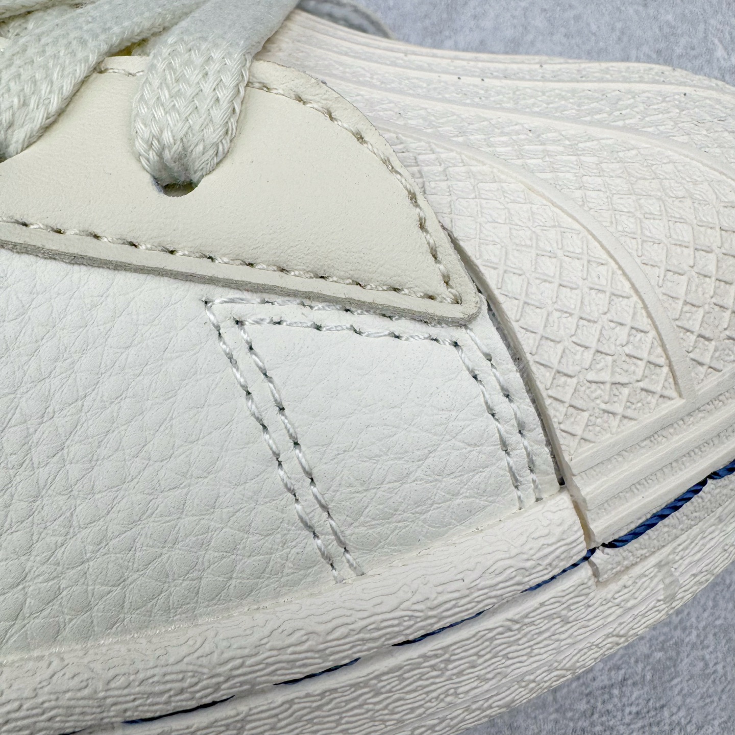 图片[10]-AD Originals Superstar 经典复古贝壳头板鞋 HD2201 诞生于1969年 是第一双将全皮面鞋 身与橡胶鞋头结合在一起的低帮篮球鞋 Superstar最开始 是作为高帮篮球鞋Pro Model的低帮版本而出现的 但因为其独特和醒目的橡胶鞋头造型而让大家熟知 被大家形象地称为\\\”shelltoe\\\”贝壳头 在70年代的美国职业篮球场上 接近3/4的NBA球员都将这双Superstar作为场上用鞋 80年代之后 经过不断的改良和发展 Superstar逐渐成为横跨时装、音乐、街头文化、休闲和运动等各大领域的时尚潮鞋 尺码：36 36.5 37 38 38.5 39 40 40.5 41 42 42.5 43 44 44.5 45-选品中心