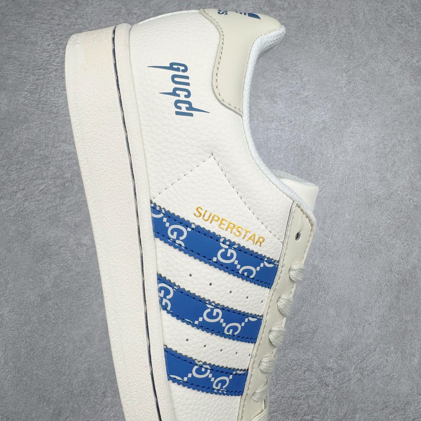 图片[6]-AD Originals Superstar 经典复古贝壳头板鞋 HD2201 诞生于1969年 是第一双将全皮面鞋 身与橡胶鞋头结合在一起的低帮篮球鞋 Superstar最开始 是作为高帮篮球鞋Pro Model的低帮版本而出现的 但因为其独特和醒目的橡胶鞋头造型而让大家熟知 被大家形象地称为\\\”shelltoe\\\”贝壳头 在70年代的美国职业篮球场上 接近3/4的NBA球员都将这双Superstar作为场上用鞋 80年代之后 经过不断的改良和发展 Superstar逐渐成为横跨时装、音乐、街头文化、休闲和运动等各大领域的时尚潮鞋 尺码：36 36.5 37 38 38.5 39 40 40.5 41 42 42.5 43 44 44.5 45-选品中心