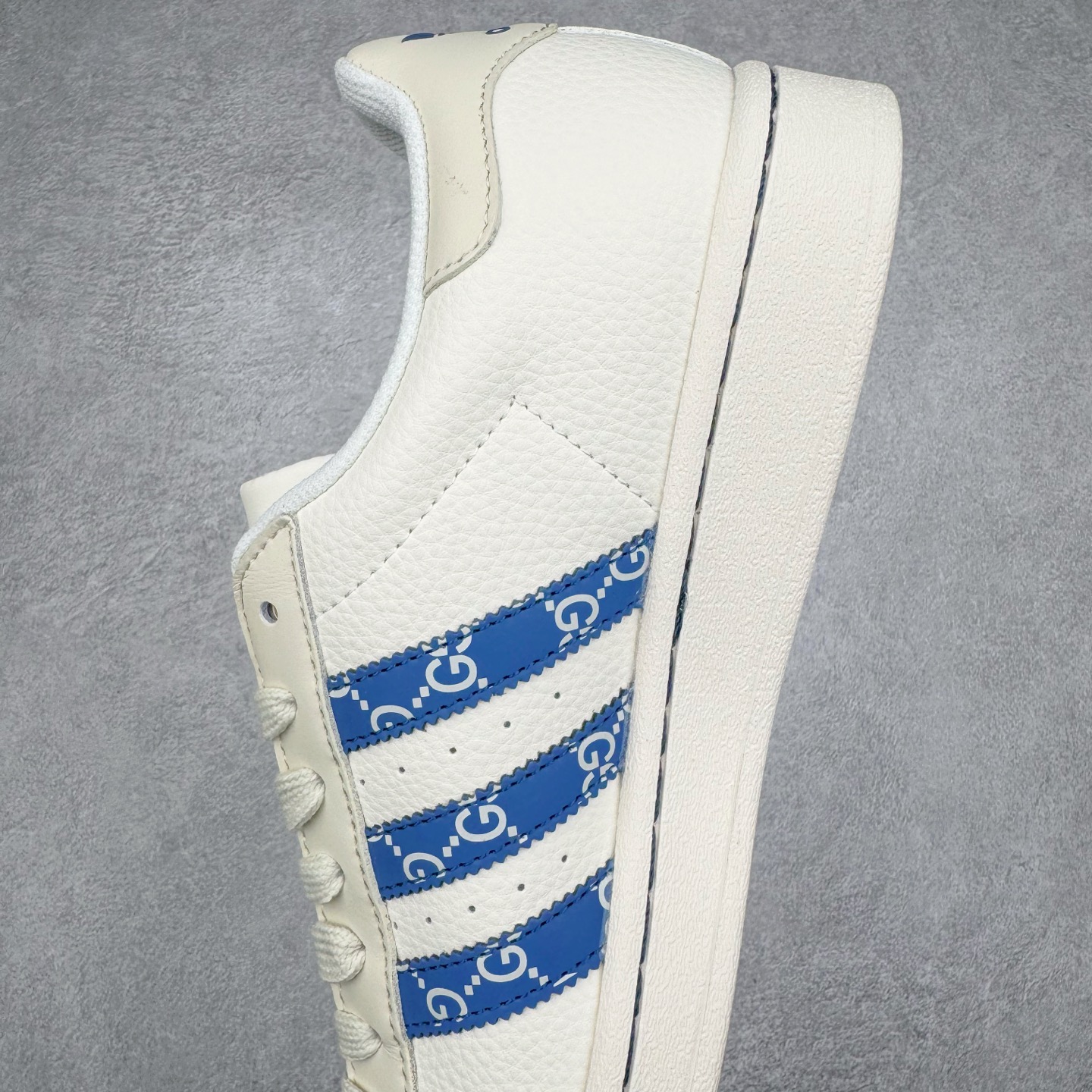 图片[7]-AD Originals Superstar 经典复古贝壳头板鞋 HD2201 诞生于1969年 是第一双将全皮面鞋 身与橡胶鞋头结合在一起的低帮篮球鞋 Superstar最开始 是作为高帮篮球鞋Pro Model的低帮版本而出现的 但因为其独特和醒目的橡胶鞋头造型而让大家熟知 被大家形象地称为\\\”shelltoe\\\”贝壳头 在70年代的美国职业篮球场上 接近3/4的NBA球员都将这双Superstar作为场上用鞋 80年代之后 经过不断的改良和发展 Superstar逐渐成为横跨时装、音乐、街头文化、休闲和运动等各大领域的时尚潮鞋 尺码：36 36.5 37 38 38.5 39 40 40.5 41 42 42.5 43 44 44.5 45-选品中心