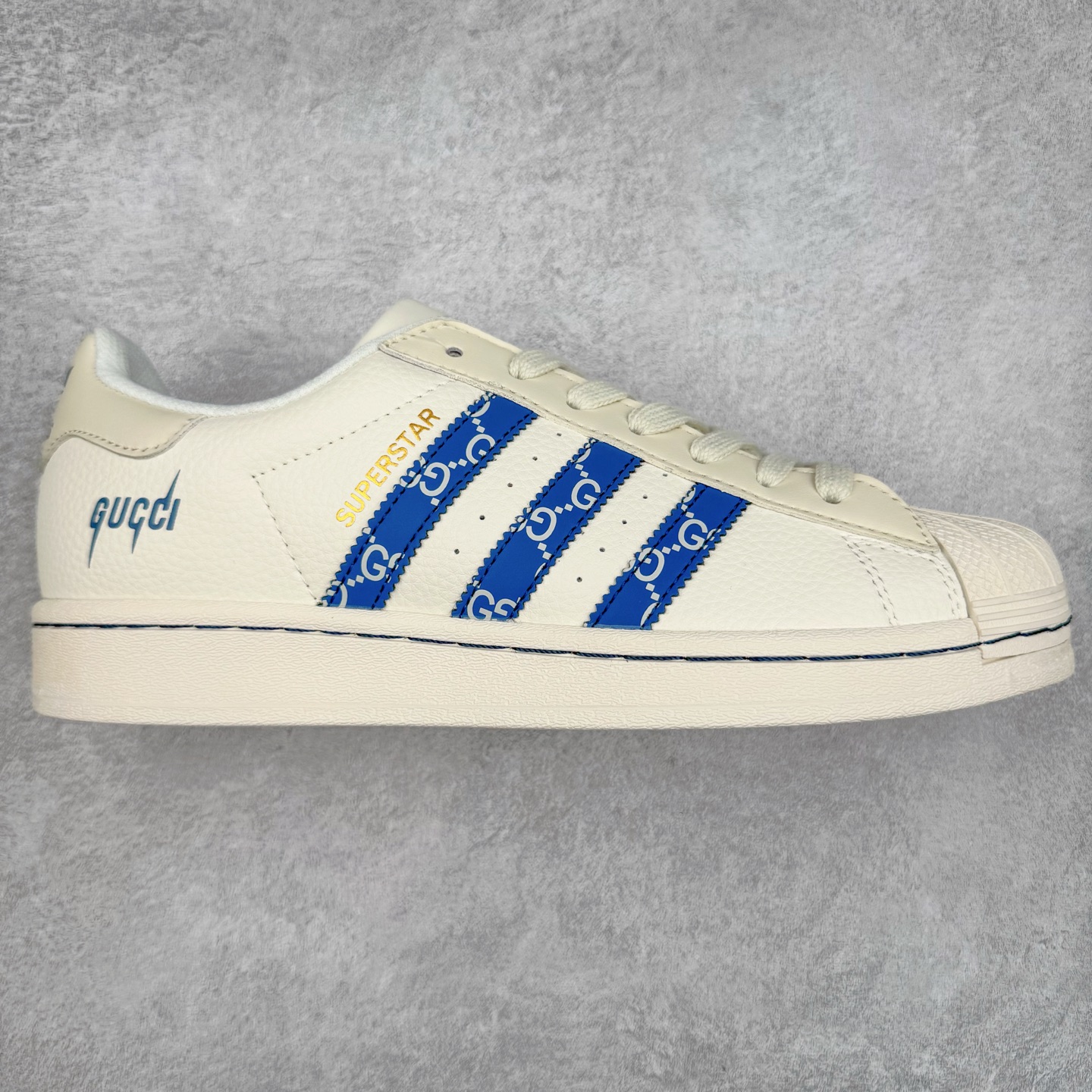 AD Originals Superstar 经典复古贝壳头板鞋 HD2201 诞生于1969年 是第一双将全皮面鞋 身与橡胶鞋头结合在一起的低帮篮球鞋 Superstar最开始 是作为高帮篮球鞋Pro Model的低帮版本而出现的 但因为其独特和醒目的橡胶鞋头造型而让大家熟知 被大家形象地称为\\\