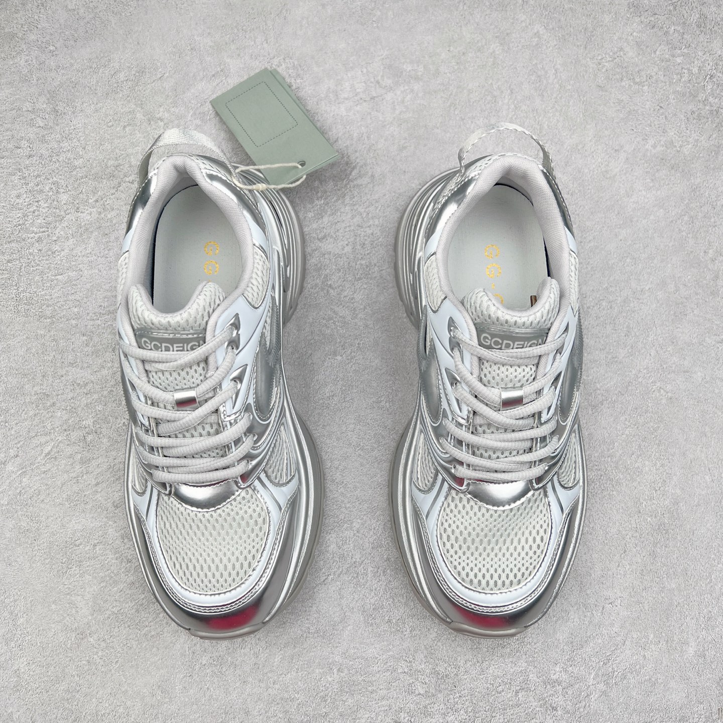 图片[2]-GG-CC 银角大王7cm厚底增高休闲运动老爹鞋系列 广东大厂出品 7CM厚底增高 星河粒子 银白色 银角大王 完美细节 25ss春季新款厚底增高 大长腿 时髦look轻松定格 不费力展现率性氛围 高档银盒 酷帅机能风不规则设计大底 拼色造型设计 轻便舒适百搭 GGCC银白配色好温柔 三层组合月牙底 柔软有弹性的月牙底和增加舒适度显腿长的7cm增高 长时间走路和站立都不累脚舒适度和少女感 厚底增高 不管怎么搭都好看~尺码：35 36 37 38 39 40-选品中心