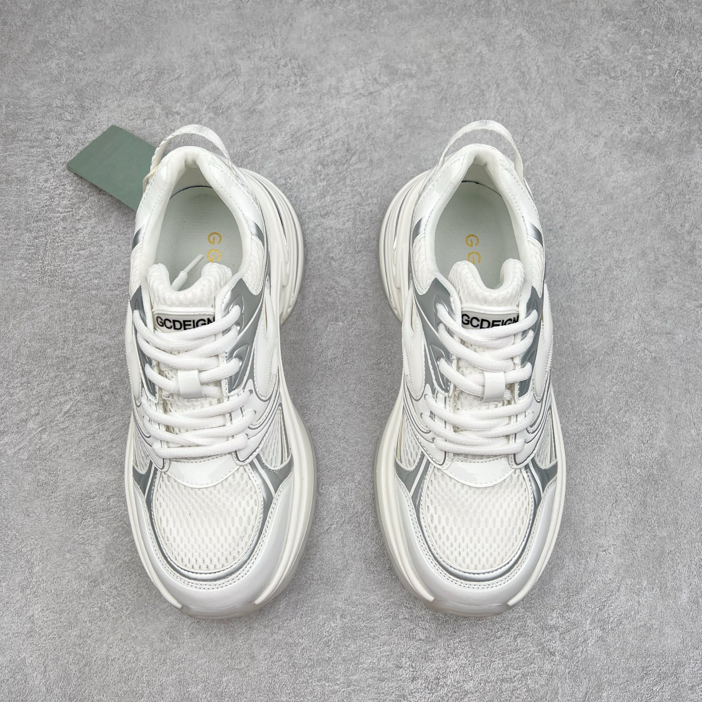 图片[2]-GG-CC 银角大王7cm厚底增高休闲运动老爹鞋系列 广东大厂出品 7CM厚底增高 星河粒子 银白色 银角大王 完美细节 25ss春季新款厚底增高 大长腿 时髦look轻松定格 不费力展现率性氛围 高档银盒 酷帅机能风不规则设计大底 拼色造型设计 轻便舒适百搭 GGCC银白配色好温柔 三层组合月牙底 柔软有弹性的月牙底和增加舒适度显腿长的7cm增高 长时间走路和站立都不累脚舒适度和少女感 厚底增高 不管怎么搭都好看~尺码：35 36 37 38 39 40-选品中心