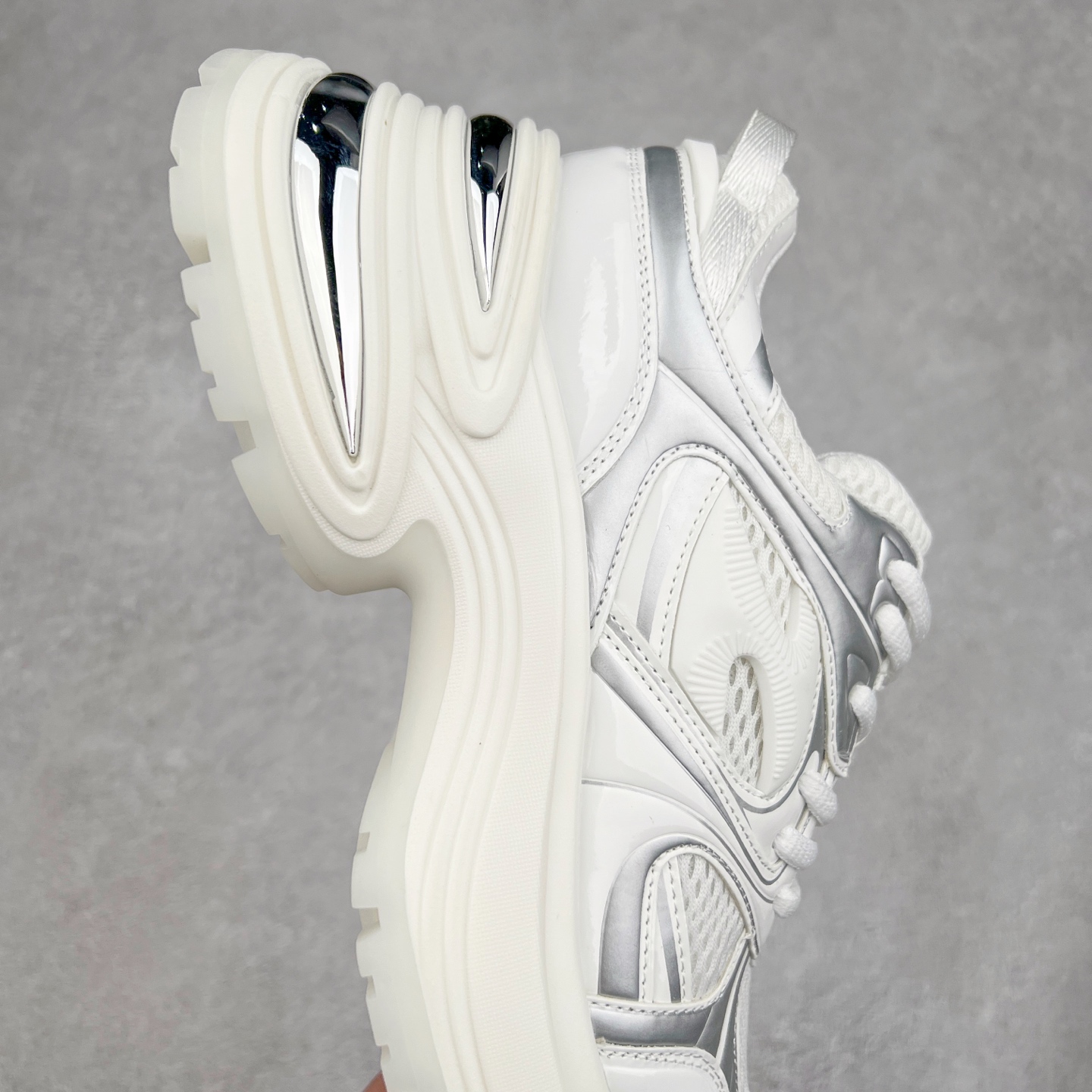 图片[6]-GG-CC 银角大王7cm厚底增高休闲运动老爹鞋系列 广东大厂出品 7CM厚底增高 星河粒子 银白色 银角大王 完美细节 25ss春季新款厚底增高 大长腿 时髦look轻松定格 不费力展现率性氛围 高档银盒 酷帅机能风不规则设计大底 拼色造型设计 轻便舒适百搭 GGCC银白配色好温柔 三层组合月牙底 柔软有弹性的月牙底和增加舒适度显腿长的7cm增高 长时间走路和站立都不累脚舒适度和少女感 厚底增高 不管怎么搭都好看~尺码：35 36 37 38 39 40-选品中心