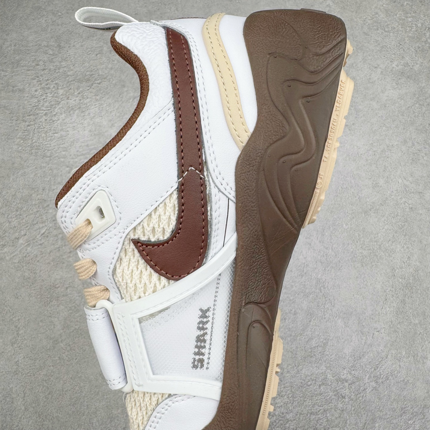 图片[7]-＃纯原 Travis Scott x NK Shark-A-Don \\\”Sail\\\” 舒适潮流防滑耐磨低帮生活休闲鞋 HQ3073-100 Travis Scott 携手NK再度发布令人期待的 “ Shark-A-Don ” ，作为继话题满满的 “ Jumpman Jack ” 之后的又一潮流巅峰之作，这款鞋以全新的鞋型搭配 “ Sail ” 配色惊艳登场，不禁让人好奇它是否还能继续捕获粉丝们的狂热追捧与喜爱。鞋面采用了柔和的米白色调，融合高级皮革与细腻的绒面革材质，整体外观质感满满。设计上，它保留了绑带元素，提升了鞋子的稳固性。重点是这次取消了倒钩元素设计。为了提升透气性，鞋舌和鞋领部分采用了网眼布料。鞋后跟印有 Cactus Jack 的品牌标志和 Travis Scott 的招牌鬼脸 Logo，标签处还设计了 3M 反光细节。而 Swoosh 则巧妙地与 Travis Scott 的个人元素融合在一起。尺码：40 40.5 41 42 42.5 43 44 44.5 45-选品中心