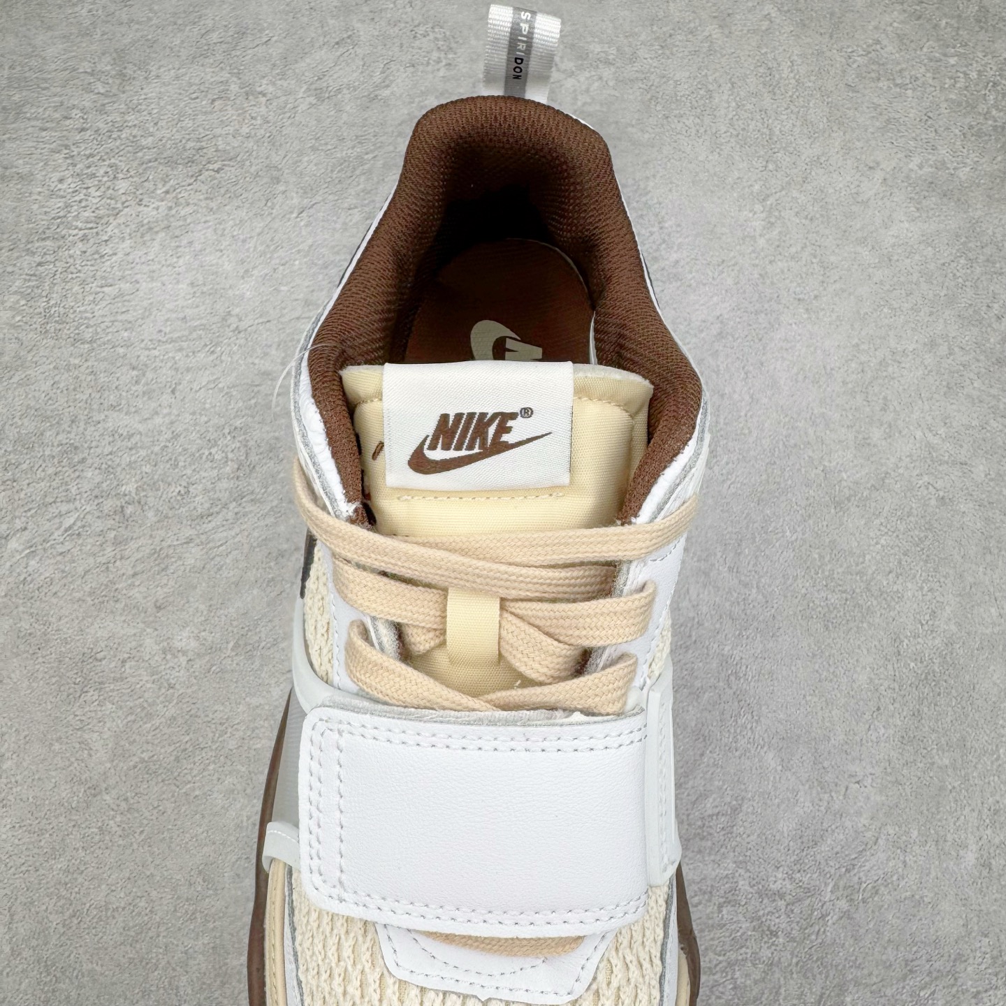 图片[5]-＃纯原 Travis Scott x NK Shark-A-Don \\\”Sail\\\” 舒适潮流防滑耐磨低帮生活休闲鞋 HQ3073-100 Travis Scott 携手NK再度发布令人期待的 “ Shark-A-Don ” ，作为继话题满满的 “ Jumpman Jack ” 之后的又一潮流巅峰之作，这款鞋以全新的鞋型搭配 “ Sail ” 配色惊艳登场，不禁让人好奇它是否还能继续捕获粉丝们的狂热追捧与喜爱。鞋面采用了柔和的米白色调，融合高级皮革与细腻的绒面革材质，整体外观质感满满。设计上，它保留了绑带元素，提升了鞋子的稳固性。重点是这次取消了倒钩元素设计。为了提升透气性，鞋舌和鞋领部分采用了网眼布料。鞋后跟印有 Cactus Jack 的品牌标志和 Travis Scott 的招牌鬼脸 Logo，标签处还设计了 3M 反光细节。而 Swoosh 则巧妙地与 Travis Scott 的个人元素融合在一起。尺码：40 40.5 41 42 42.5 43 44 44.5 45-选品中心