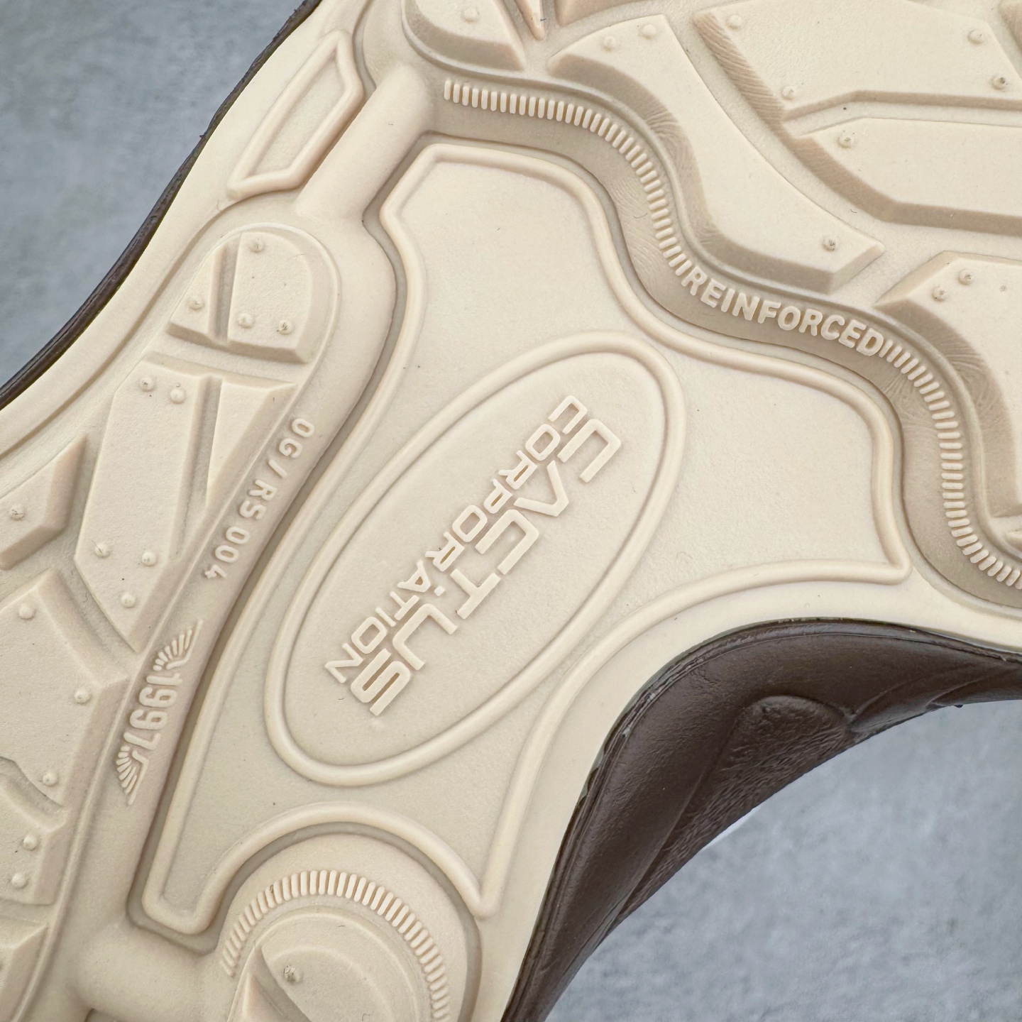 图片[10]-＃纯原 Travis Scott x NK Shark-A-Don \\\”Sail\\\” 舒适潮流防滑耐磨低帮生活休闲鞋 HQ3073-100 Travis Scott 携手NK再度发布令人期待的 “ Shark-A-Don ” ，作为继话题满满的 “ Jumpman Jack ” 之后的又一潮流巅峰之作，这款鞋以全新的鞋型搭配 “ Sail ” 配色惊艳登场，不禁让人好奇它是否还能继续捕获粉丝们的狂热追捧与喜爱。鞋面采用了柔和的米白色调，融合高级皮革与细腻的绒面革材质，整体外观质感满满。设计上，它保留了绑带元素，提升了鞋子的稳固性。重点是这次取消了倒钩元素设计。为了提升透气性，鞋舌和鞋领部分采用了网眼布料。鞋后跟印有 Cactus Jack 的品牌标志和 Travis Scott 的招牌鬼脸 Logo，标签处还设计了 3M 反光细节。而 Swoosh 则巧妙地与 Travis Scott 的个人元素融合在一起。尺码：40 40.5 41 42 42.5 43 44 44.5 45-选品中心