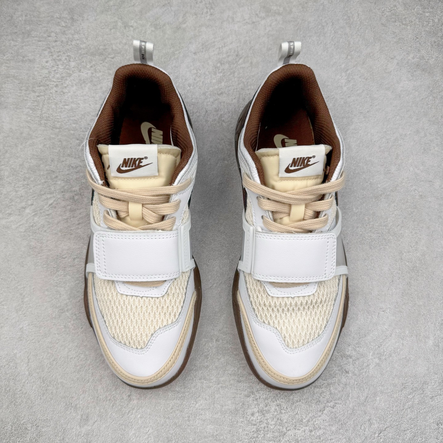 图片[2]-＃纯原 Travis Scott x NK Shark-A-Don \\\”Sail\\\” 舒适潮流防滑耐磨低帮生活休闲鞋 HQ3073-100 Travis Scott 携手NK再度发布令人期待的 “ Shark-A-Don ” ，作为继话题满满的 “ Jumpman Jack ” 之后的又一潮流巅峰之作，这款鞋以全新的鞋型搭配 “ Sail ” 配色惊艳登场，不禁让人好奇它是否还能继续捕获粉丝们的狂热追捧与喜爱。鞋面采用了柔和的米白色调，融合高级皮革与细腻的绒面革材质，整体外观质感满满。设计上，它保留了绑带元素，提升了鞋子的稳固性。重点是这次取消了倒钩元素设计。为了提升透气性，鞋舌和鞋领部分采用了网眼布料。鞋后跟印有 Cactus Jack 的品牌标志和 Travis Scott 的招牌鬼脸 Logo，标签处还设计了 3M 反光细节。而 Swoosh 则巧妙地与 Travis Scott 的个人元素融合在一起。尺码：40 40.5 41 42 42.5 43 44 44.5 45-选品中心