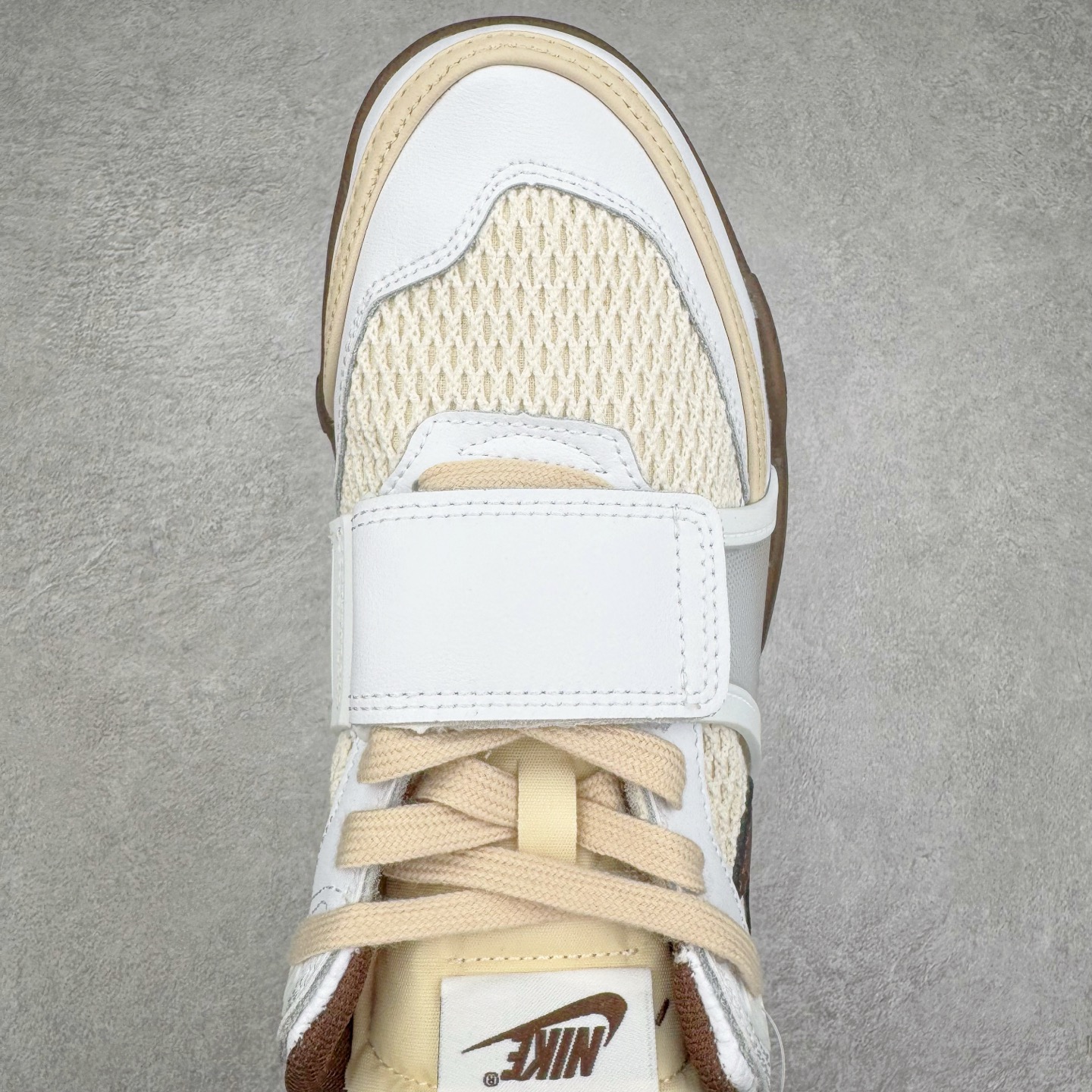 图片[4]-＃纯原 Travis Scott x NK Shark-A-Don \\\”Sail\\\” 舒适潮流防滑耐磨低帮生活休闲鞋 HQ3073-100 Travis Scott 携手NK再度发布令人期待的 “ Shark-A-Don ” ，作为继话题满满的 “ Jumpman Jack ” 之后的又一潮流巅峰之作，这款鞋以全新的鞋型搭配 “ Sail ” 配色惊艳登场，不禁让人好奇它是否还能继续捕获粉丝们的狂热追捧与喜爱。鞋面采用了柔和的米白色调，融合高级皮革与细腻的绒面革材质，整体外观质感满满。设计上，它保留了绑带元素，提升了鞋子的稳固性。重点是这次取消了倒钩元素设计。为了提升透气性，鞋舌和鞋领部分采用了网眼布料。鞋后跟印有 Cactus Jack 的品牌标志和 Travis Scott 的招牌鬼脸 Logo，标签处还设计了 3M 反光细节。而 Swoosh 则巧妙地与 Travis Scott 的个人元素融合在一起。尺码：40 40.5 41 42 42.5 43 44 44.5 45-选品中心
